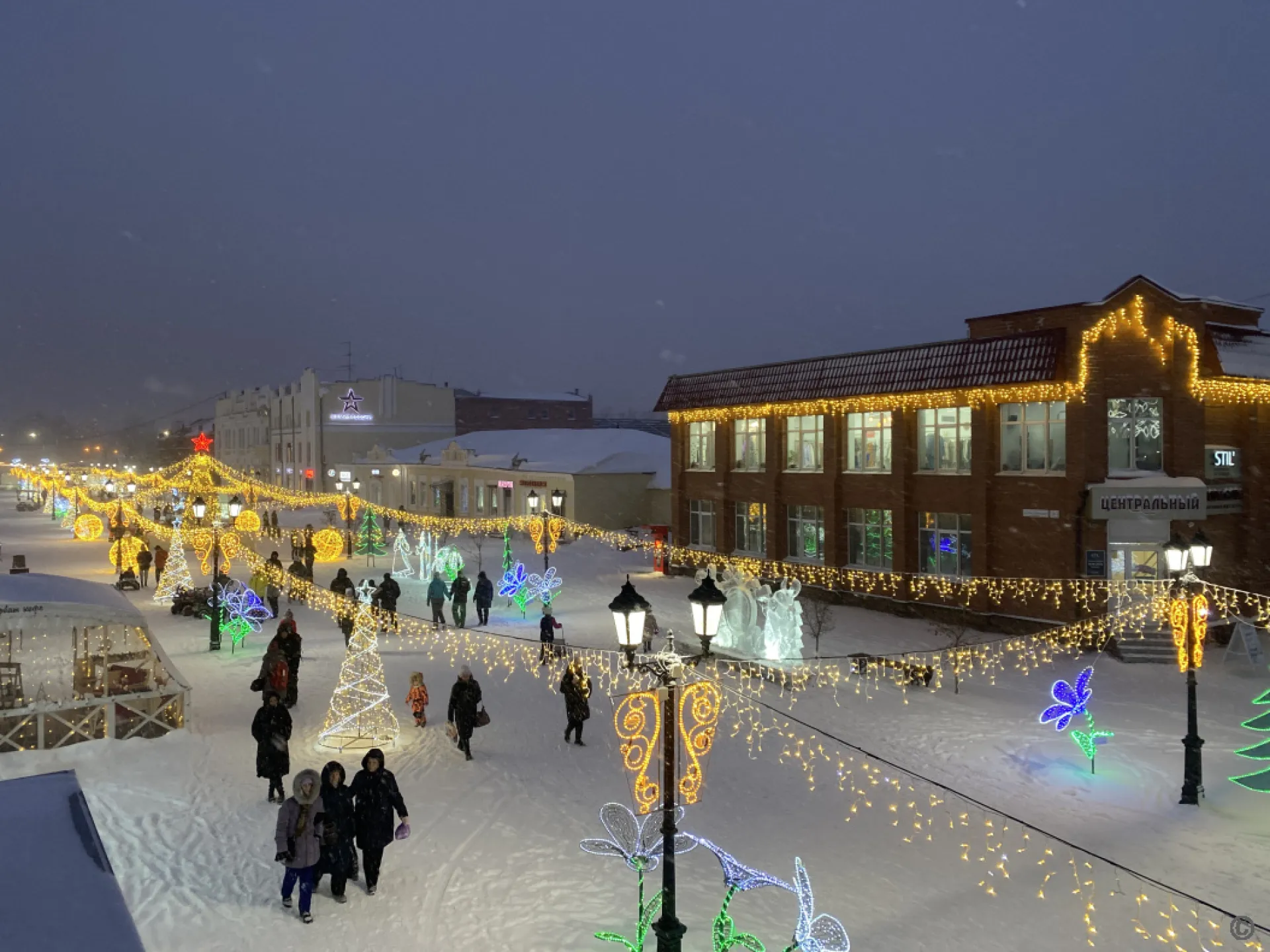 Новогодний городок достроили в Барнауле