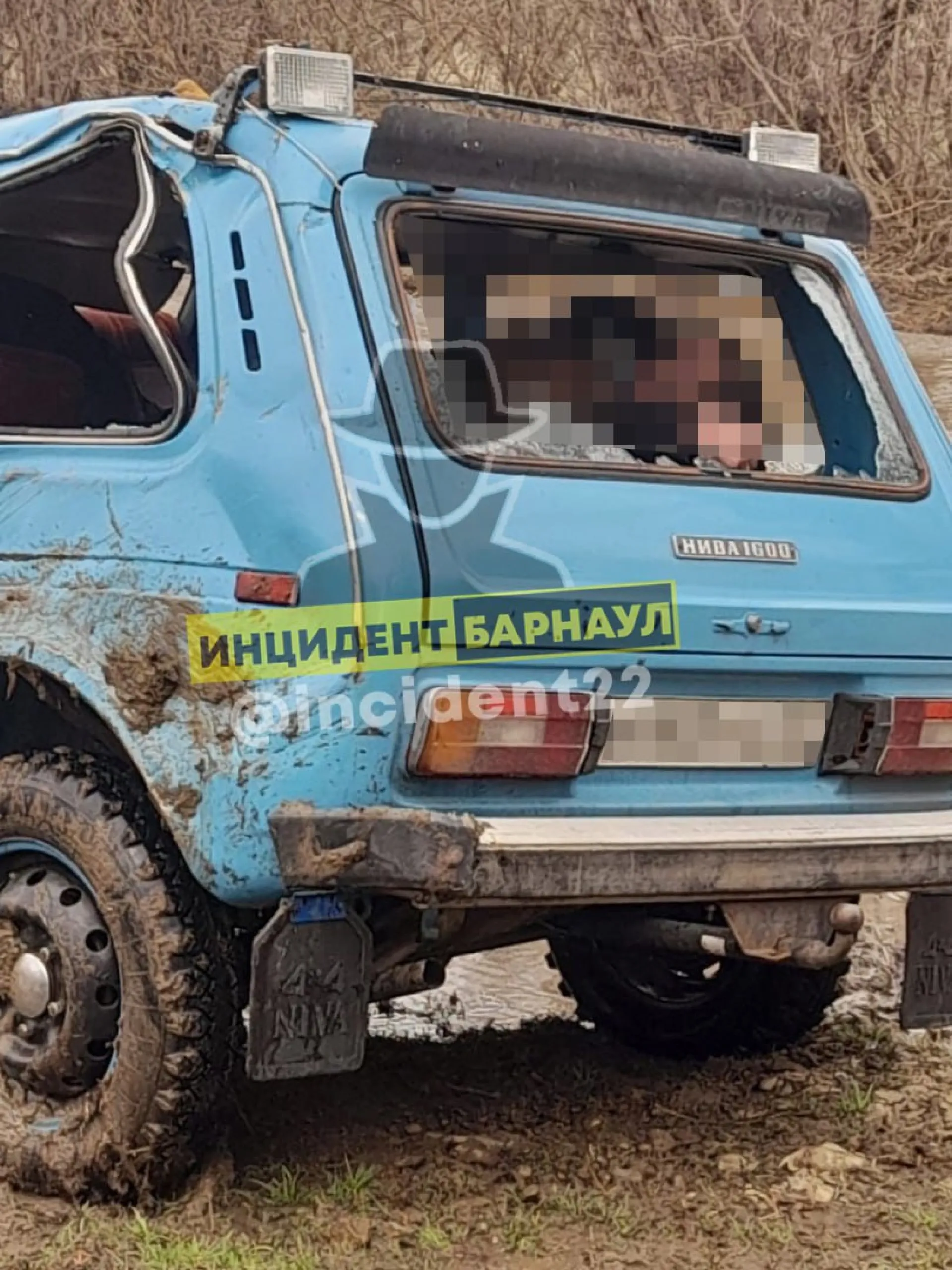 Автомобиль с людьми утонул в реке в Алтайском крае Автомобиль с людьми утонул в реке в Алтайском крае