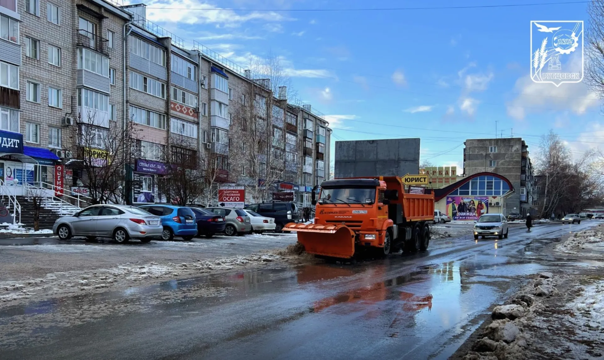В Рубцовске дорожники работают в две смены В Рубцовске дорожники работают в две смены