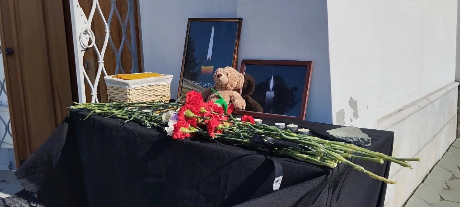 Жители Алтайского края несут цветы к стихийным мемориалам, чтобы почтить память погибших в теракте в Подмосковье