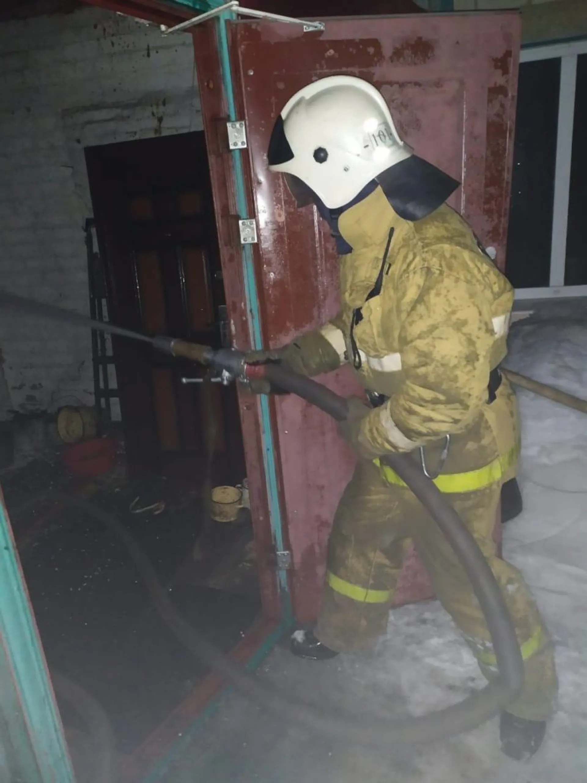 Соседи спасли двоих детей при пожаре в Троицком районе