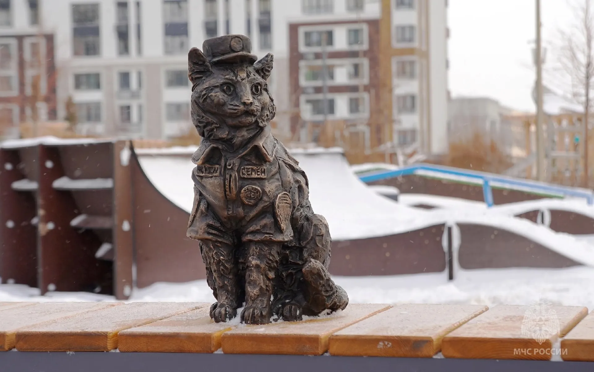 Памятник коту-пожарному установили в Сибири Памятник коту-пожарному установили в Сибири