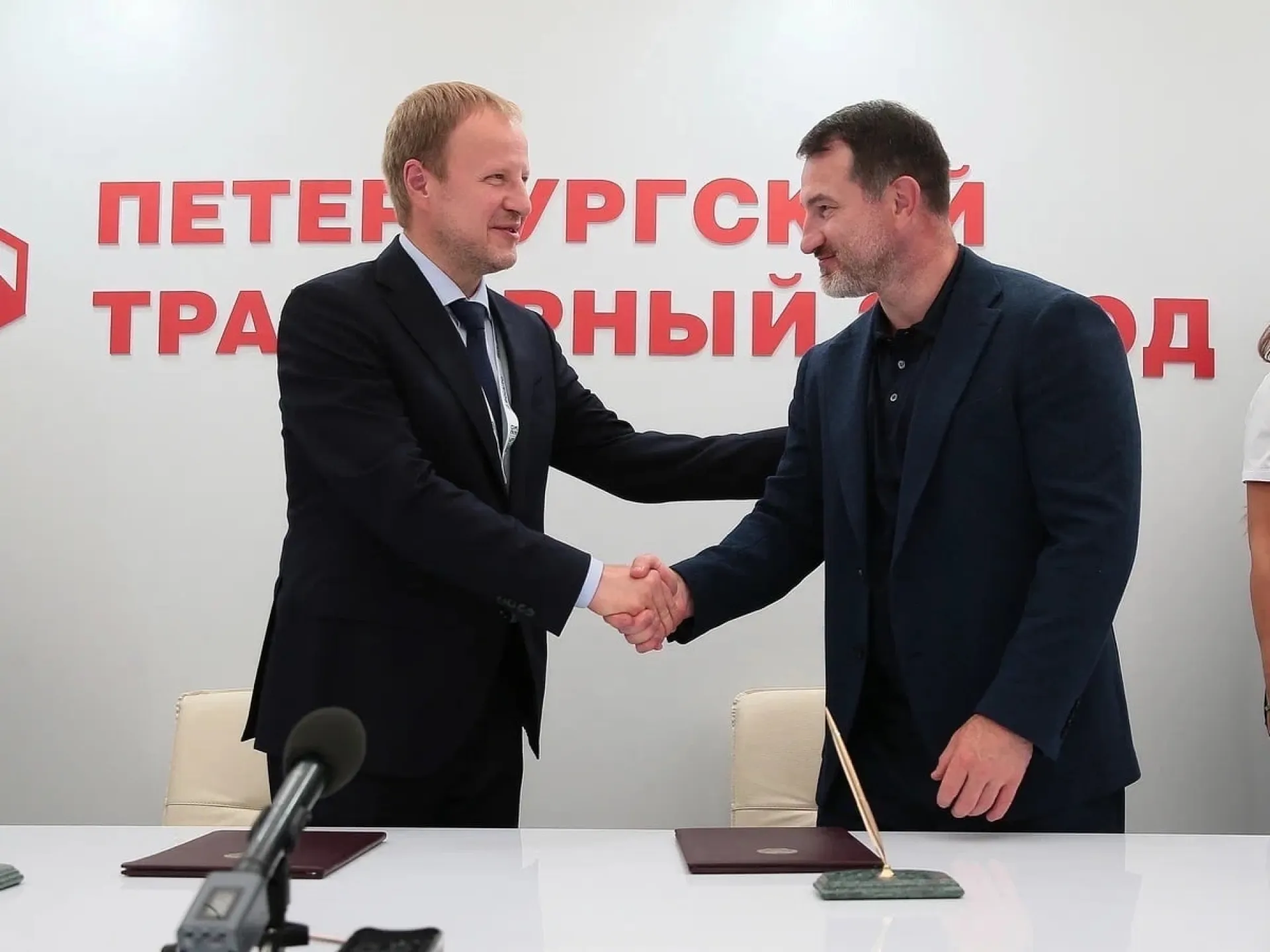 Виктор Томенко подписал соглашение о социально-экономическом партнерстве с Петербургским тракторным заводом Виктор Томенко подписал соглашение о социально-экономическом партнерстве с Петербургским тракторным заводом