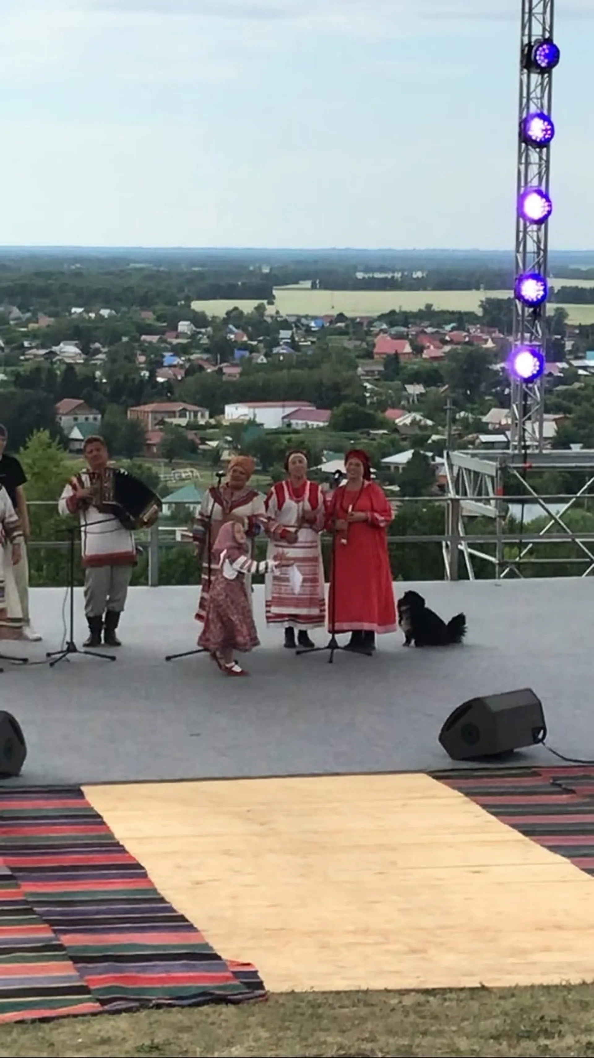 Артистичный пёс ворвался на сцену во время церемонии закрытия «Шукшинских дней на Алтае» Артистичный пёс ворвался на сцену во время церемонии закрытия «Шукшинских дней на Алтае»