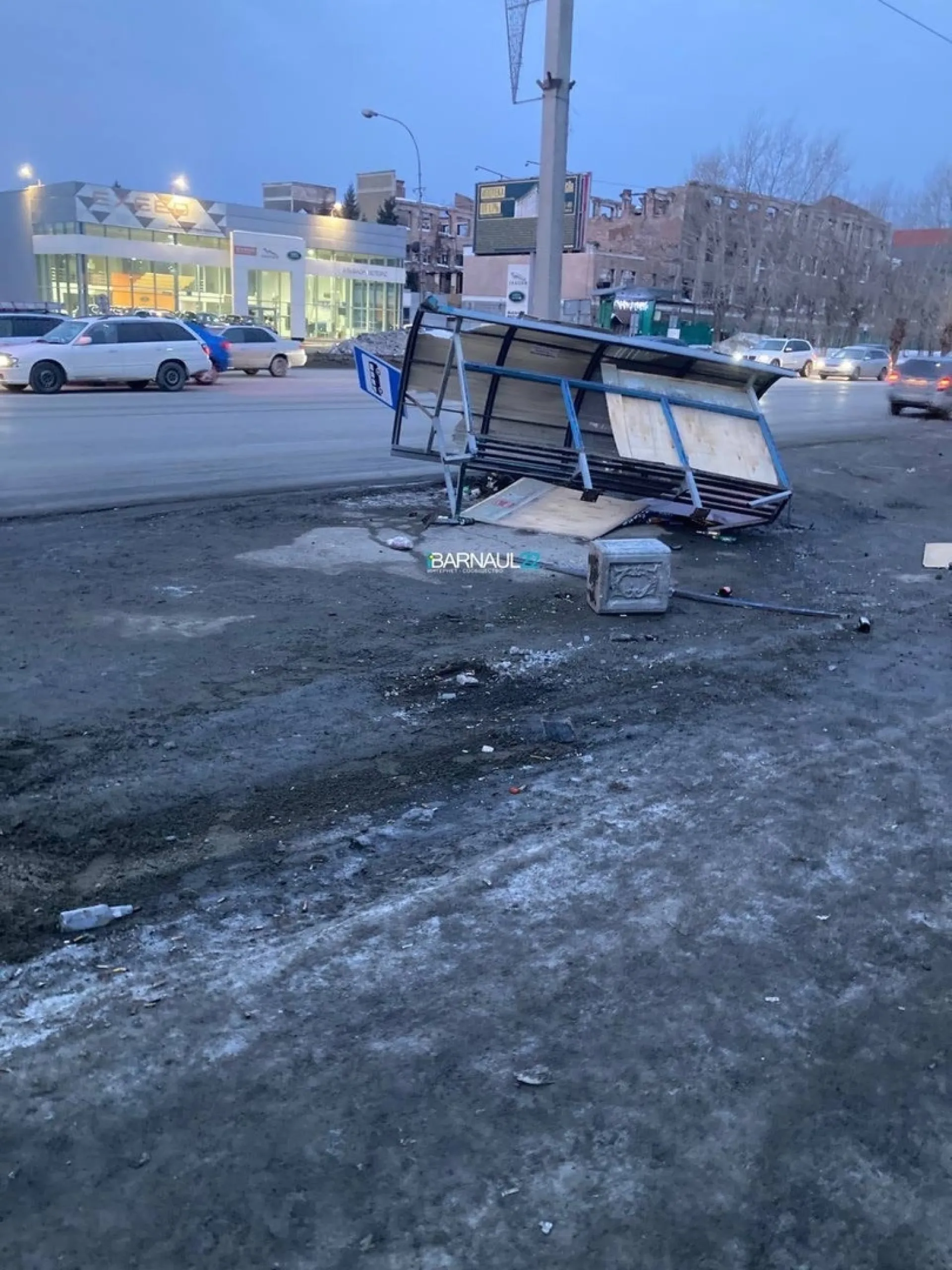 Автобусную остановку сдуло в Барнауле