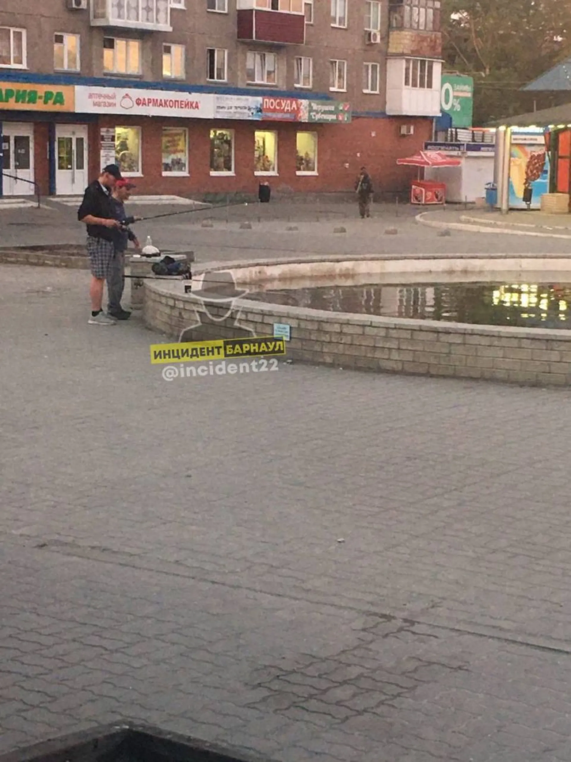 Двое барнаульцев рыбачили в фонтане 