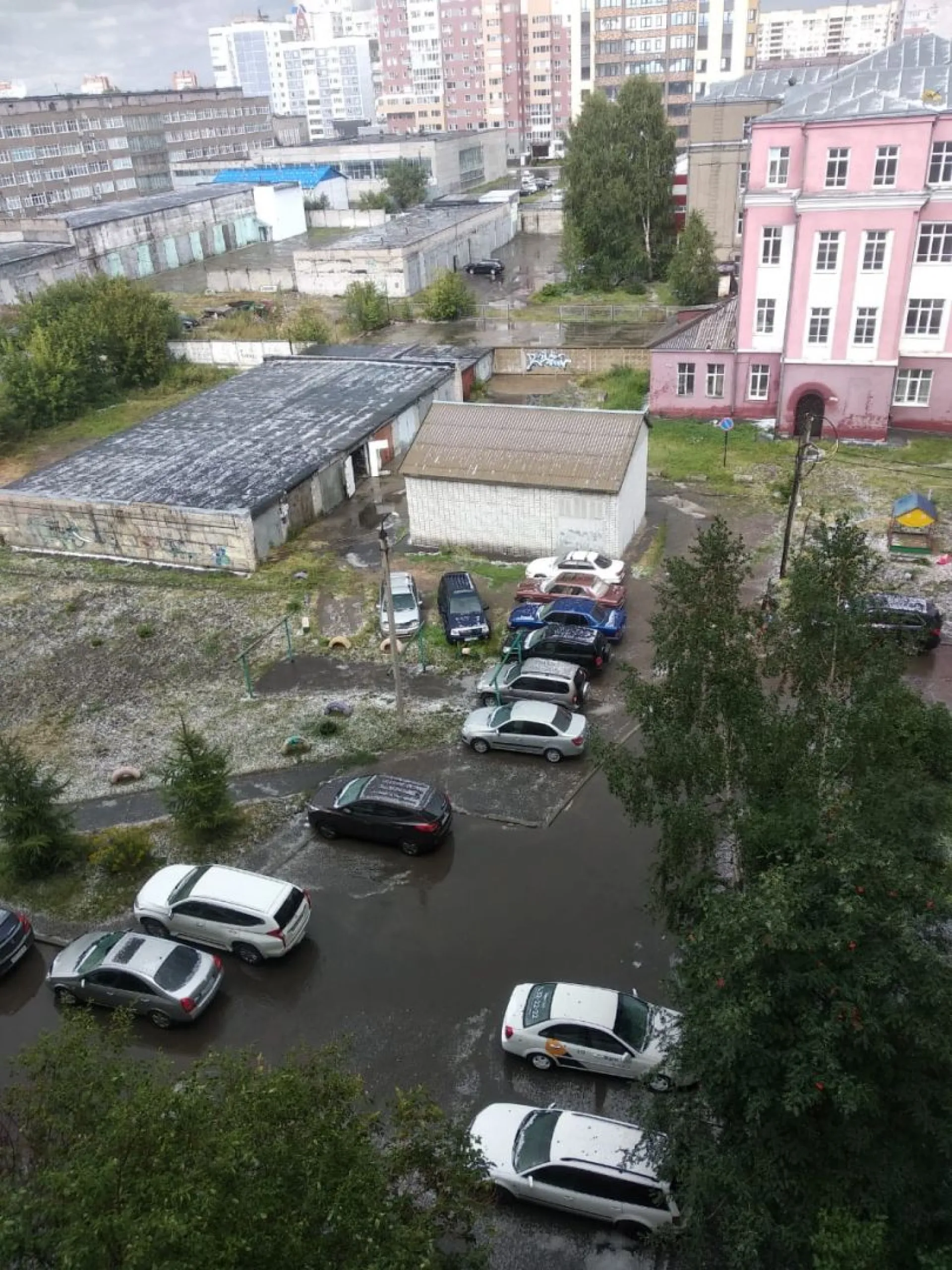 Сугробы из града: в Барнауле продолжает бушевать непогода
