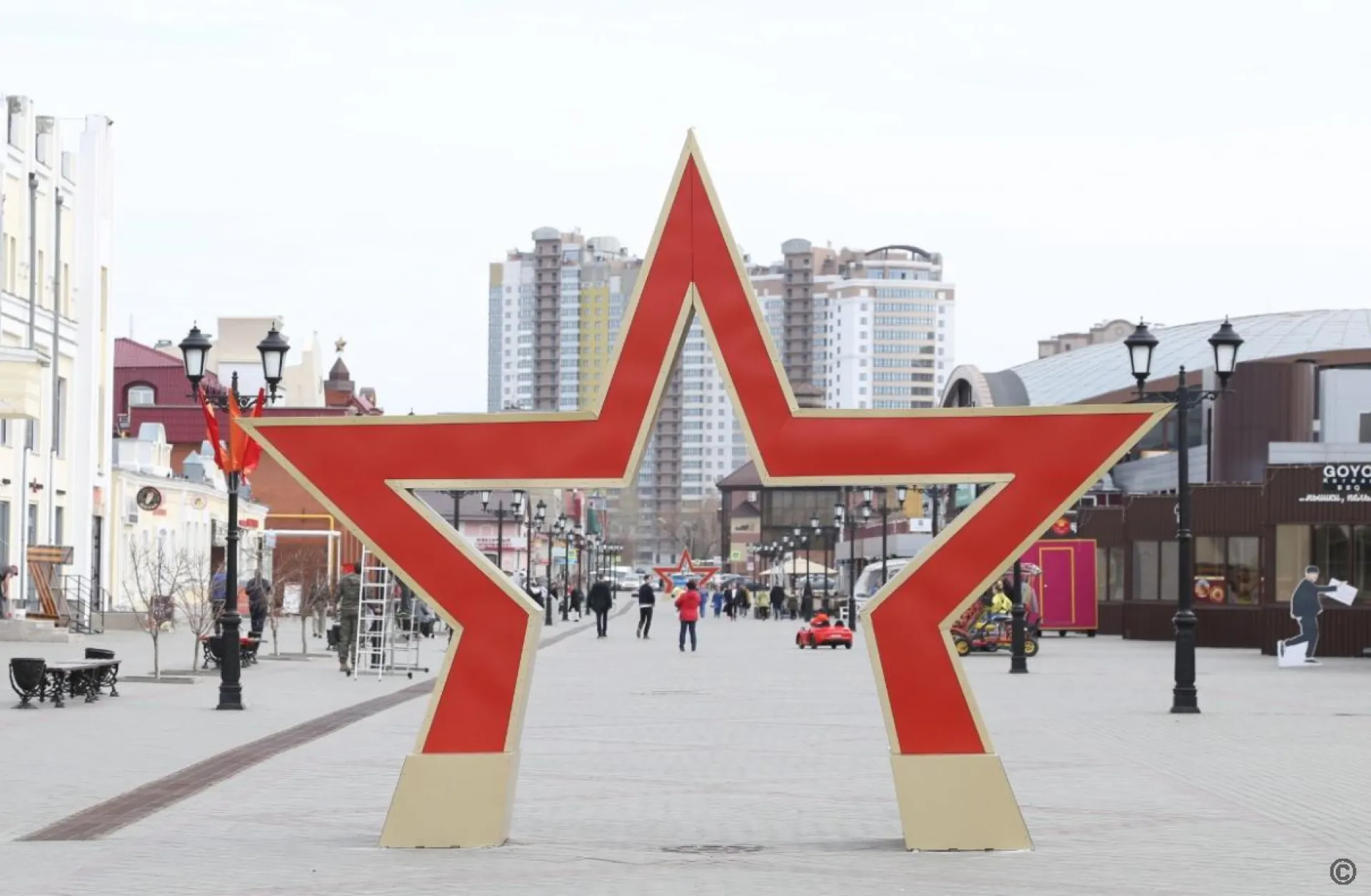 Улицу Мало-Тобольскую в Барнауле впервые украсили к майским праздникам