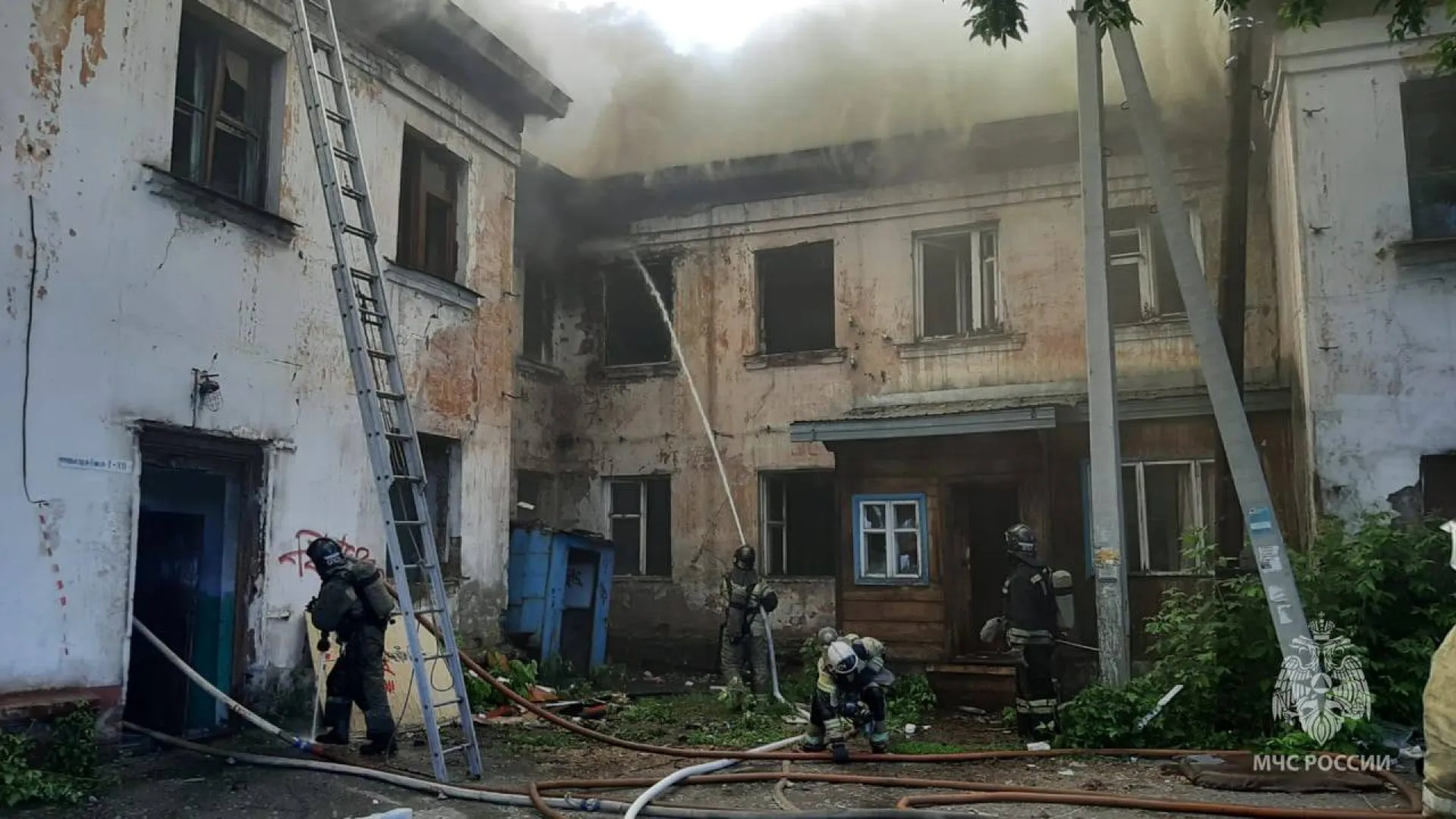 Пожар произошел в аварийном доме в Барнауле