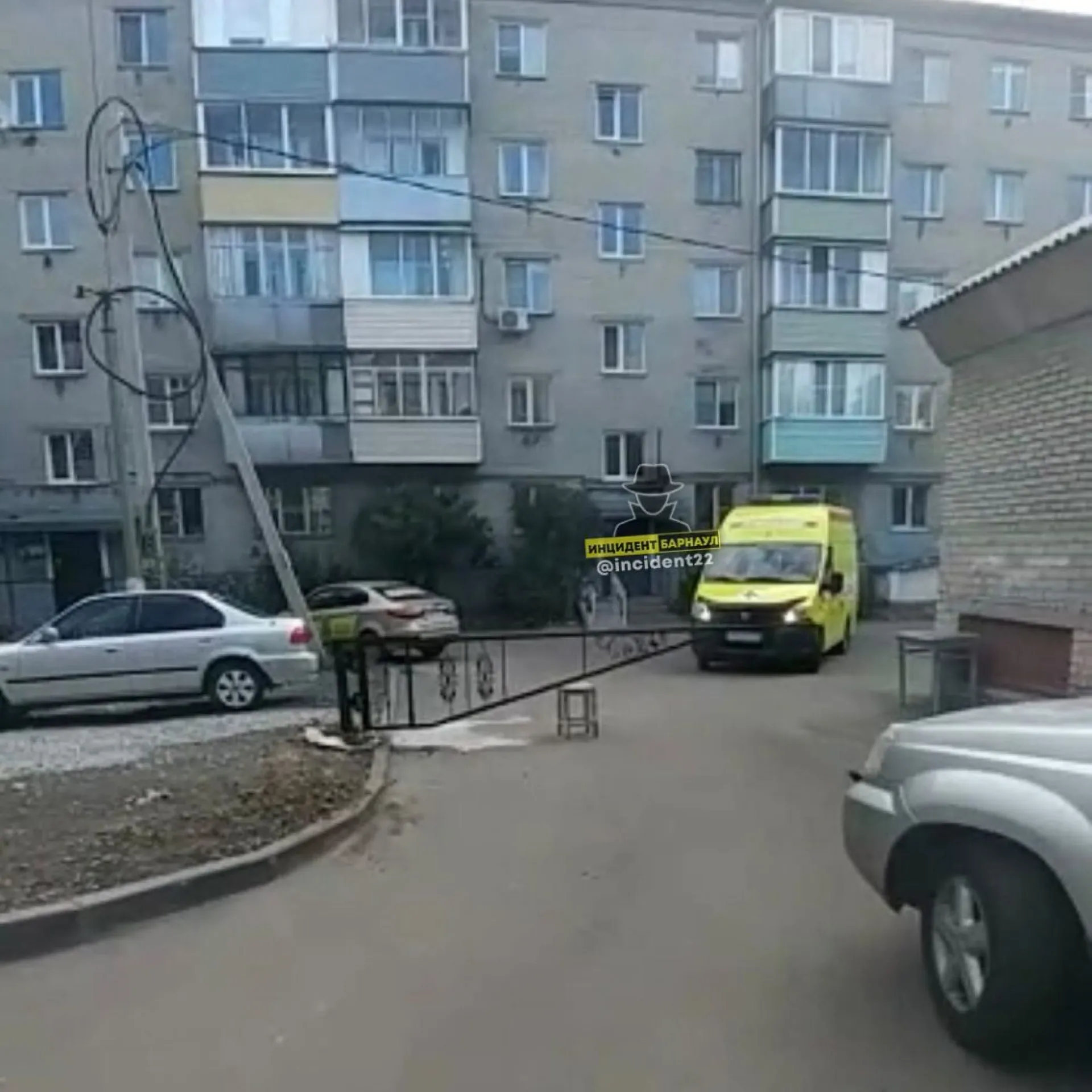 Скорая помощь не смогла проехать к дому из-за самодельного шлагбаума с табуретом в Барнауле