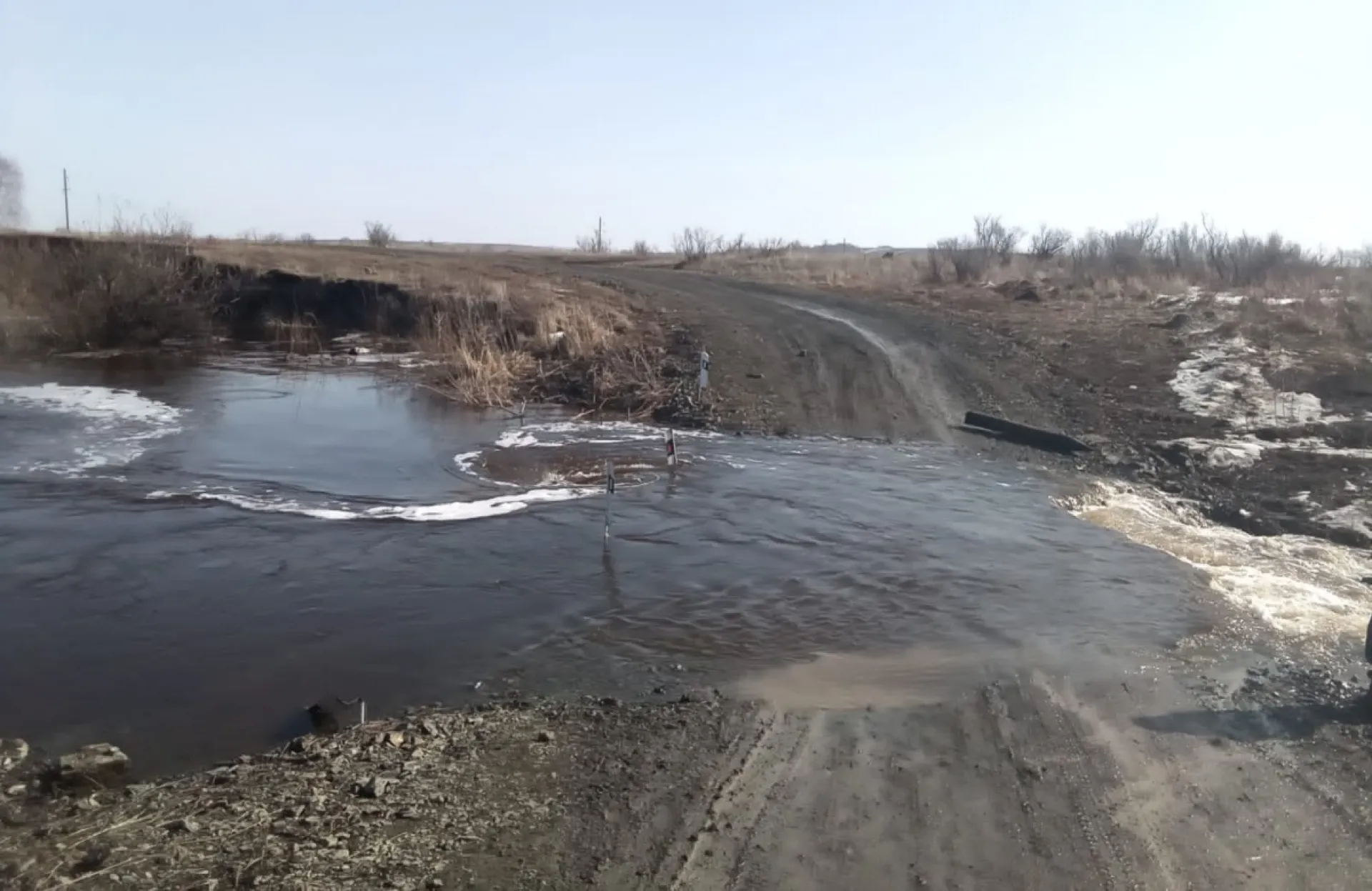 Ещё одну дорогу перекрыли в Алтайском крае из-за паводка Ещё одну дорогу перекрыли в Алтайском крае из-за паводка