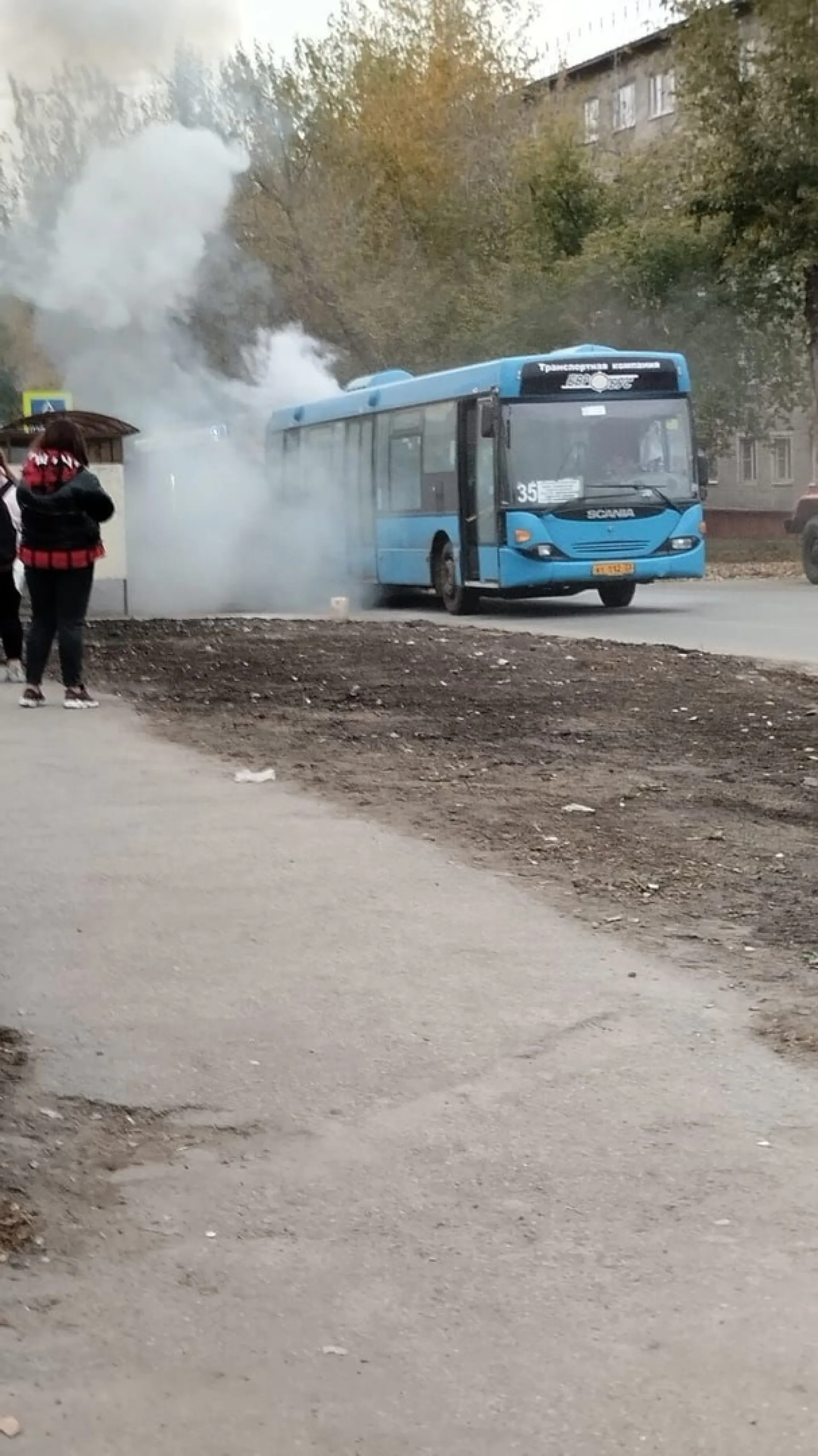 Автобус загорелся на остановке в Барнауле Автобус загорелся на остановке в Барнауле