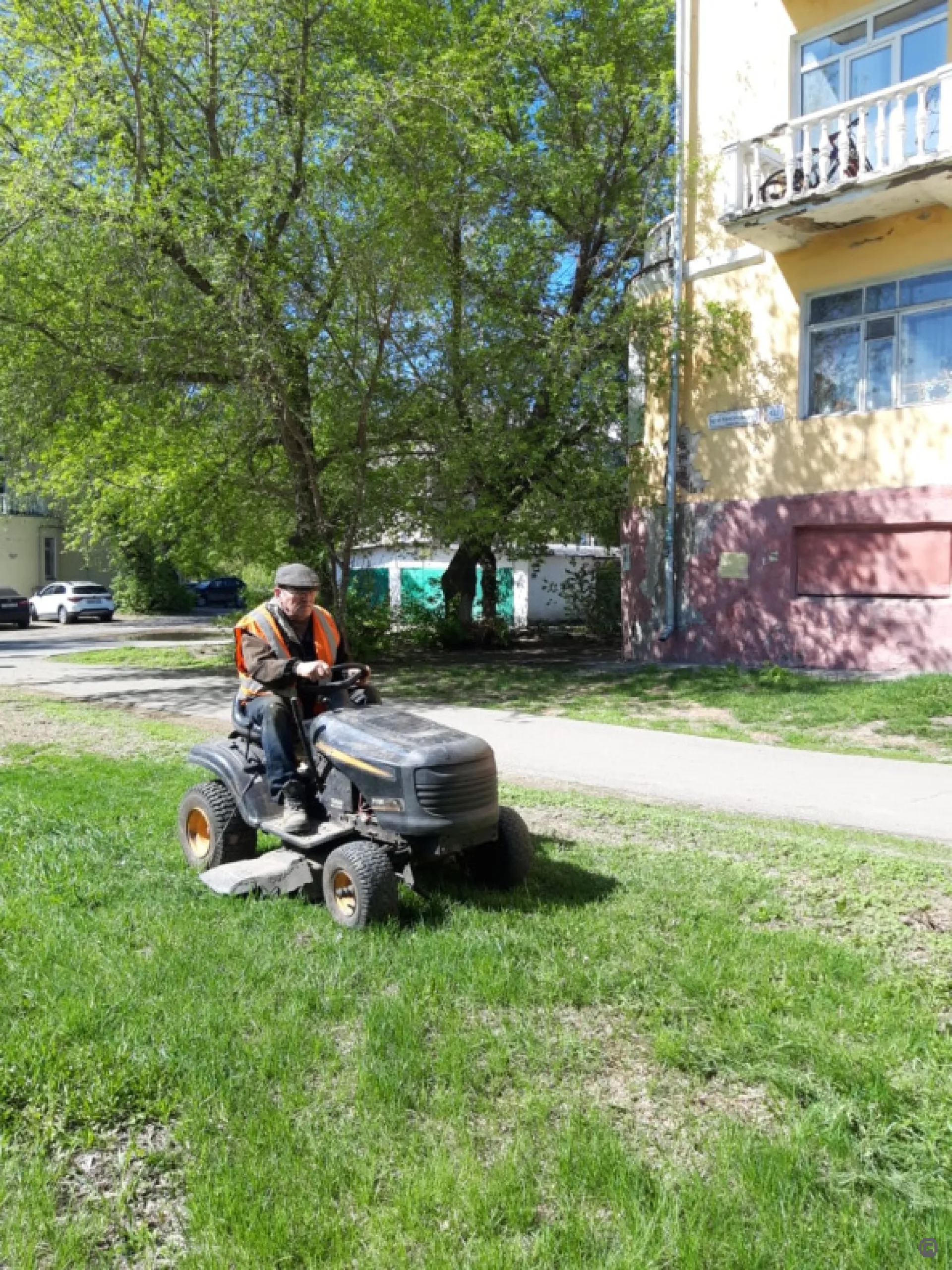 Сезон покоса газонов начался в Барнауле