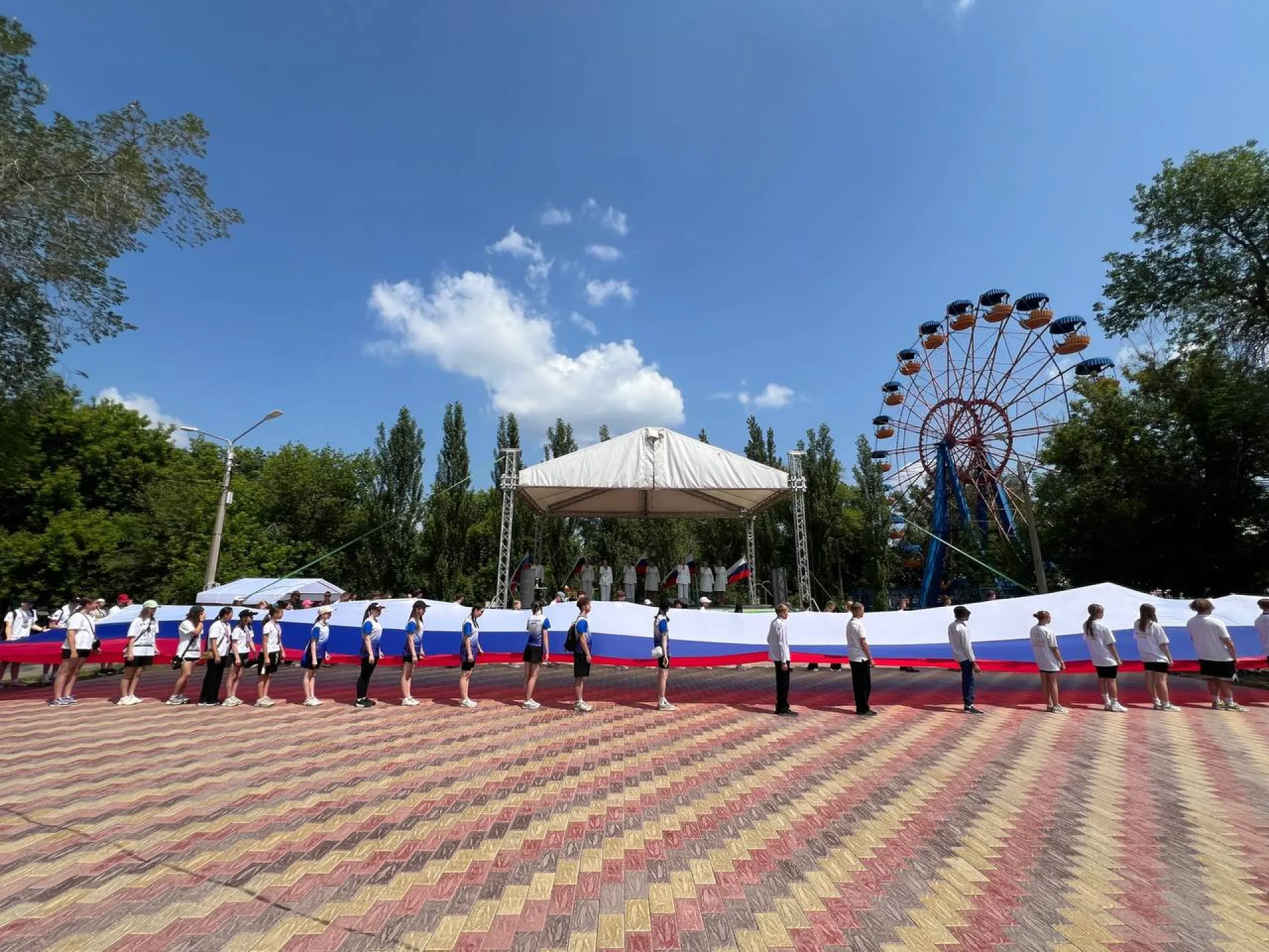 Гигантский флаг России пронесли по Рубцовску в честь праздника Гигантский флаг России пронесли по Рубцовску в честь праздника