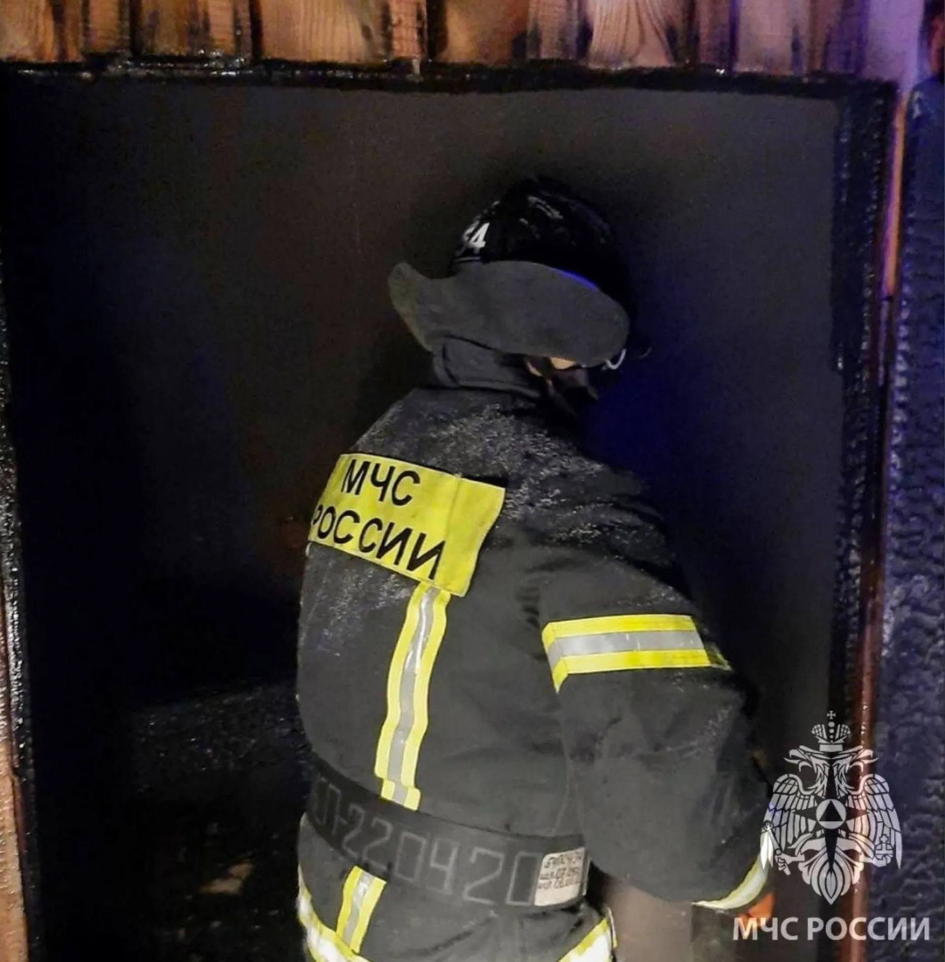 Сотрудники МЧС потушили пожар и спасли мать с двумя детьми в Алтайском крае