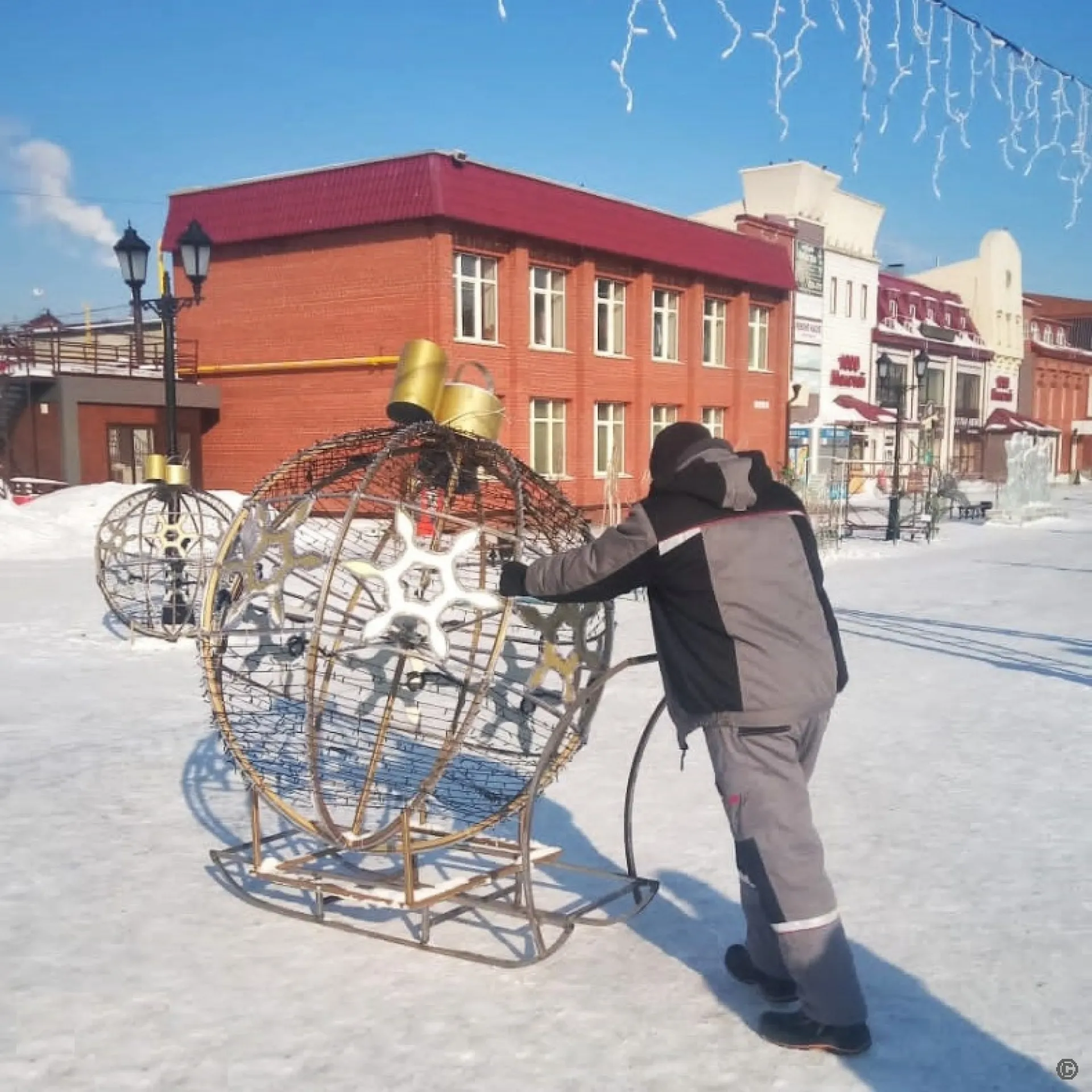 Снежный городок на пешеходной улице демонтируют в Барнауле