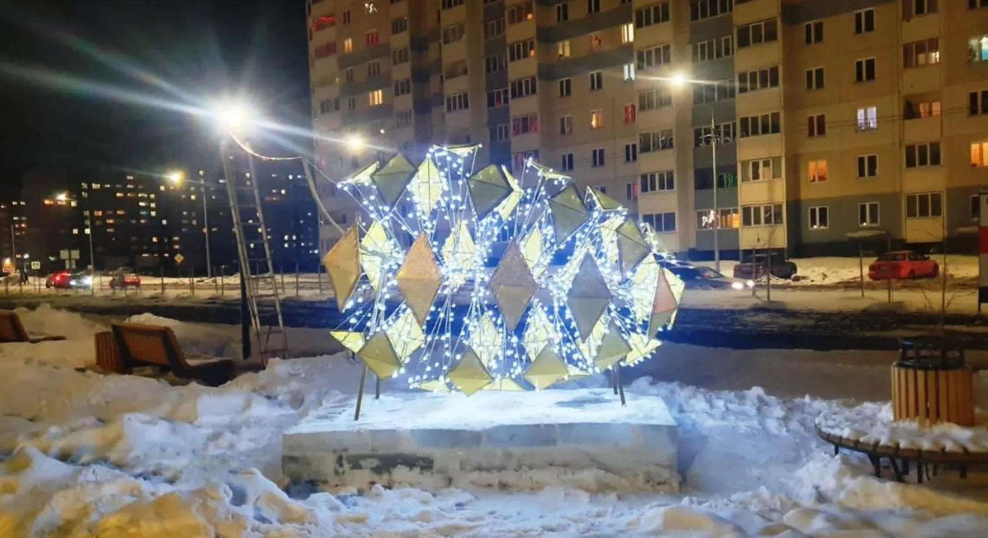 В Индустриальном районе Барнаула к новогодним праздникам установили светящуюся еловую шишку