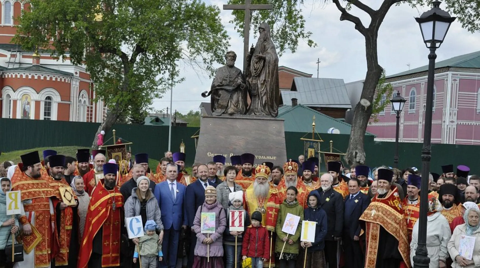 Новый памятник Кириллу и Мефодию освятили в Барнауле