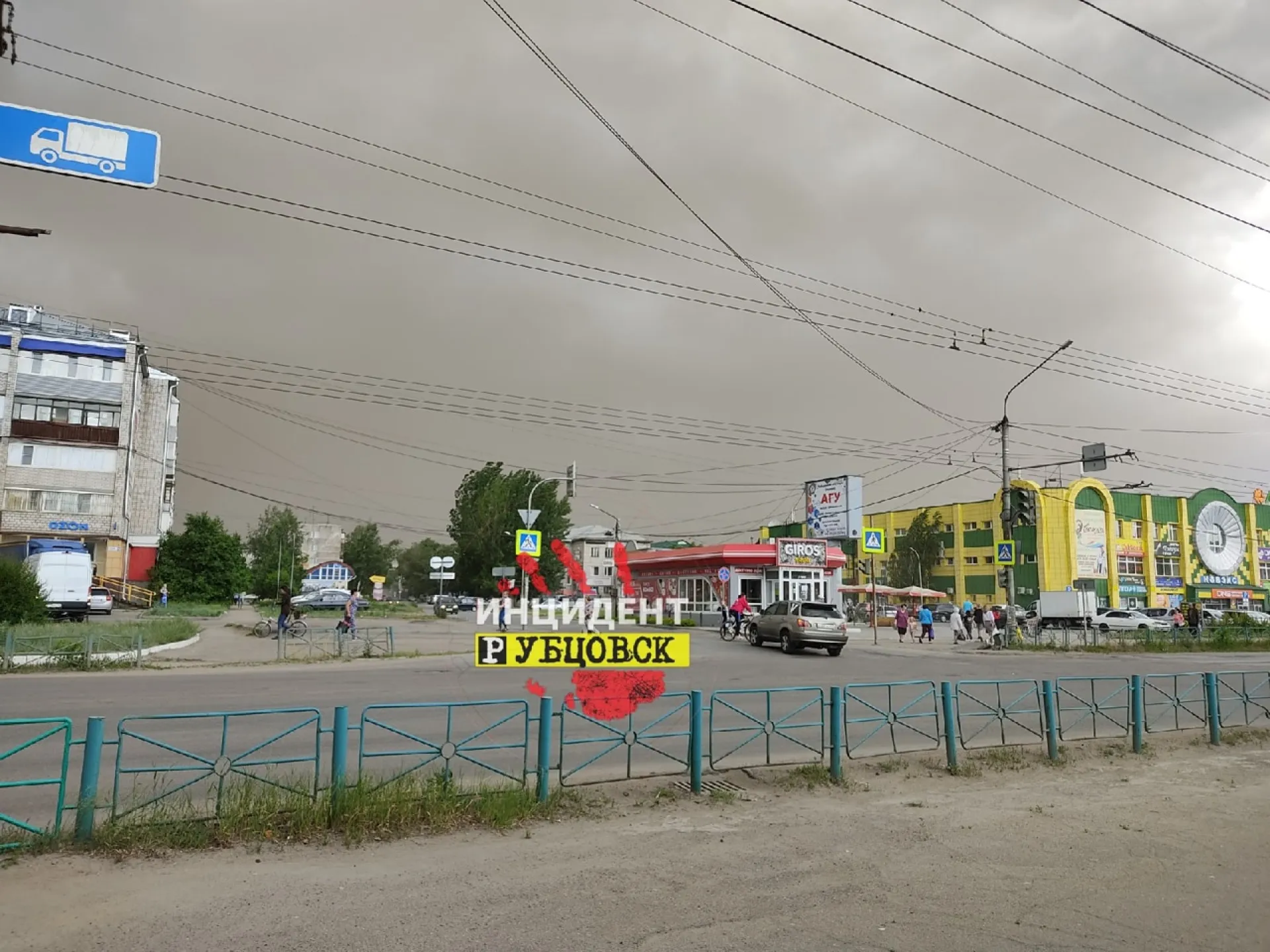 Пылевая буря и ураганный ветер обрушились на Рубцовск Пылевая буря и ураганный ветер обрушились на Рубцовск
