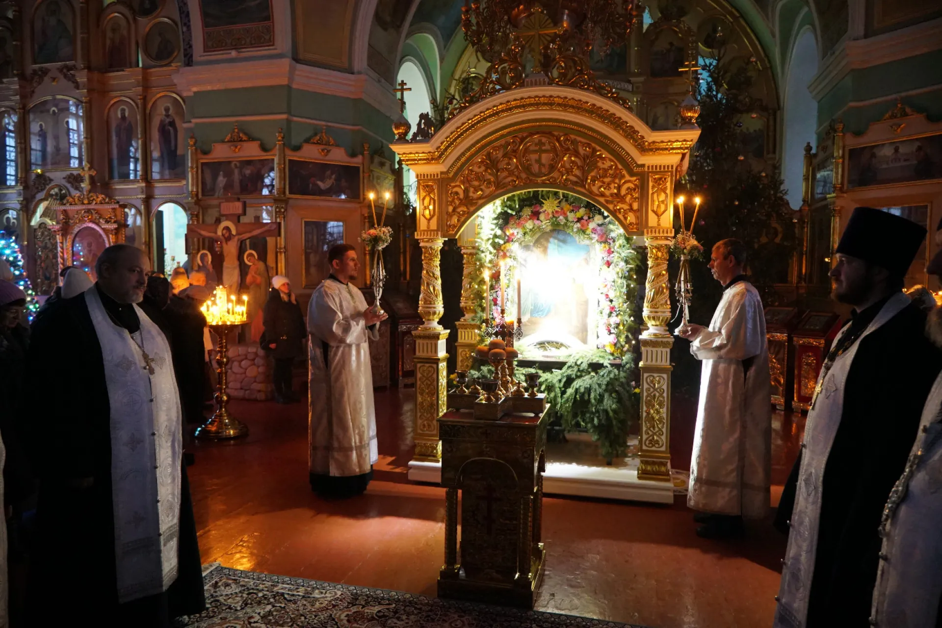 Всенощное бдение прошло в Успенском кафедральном соборе Бийска