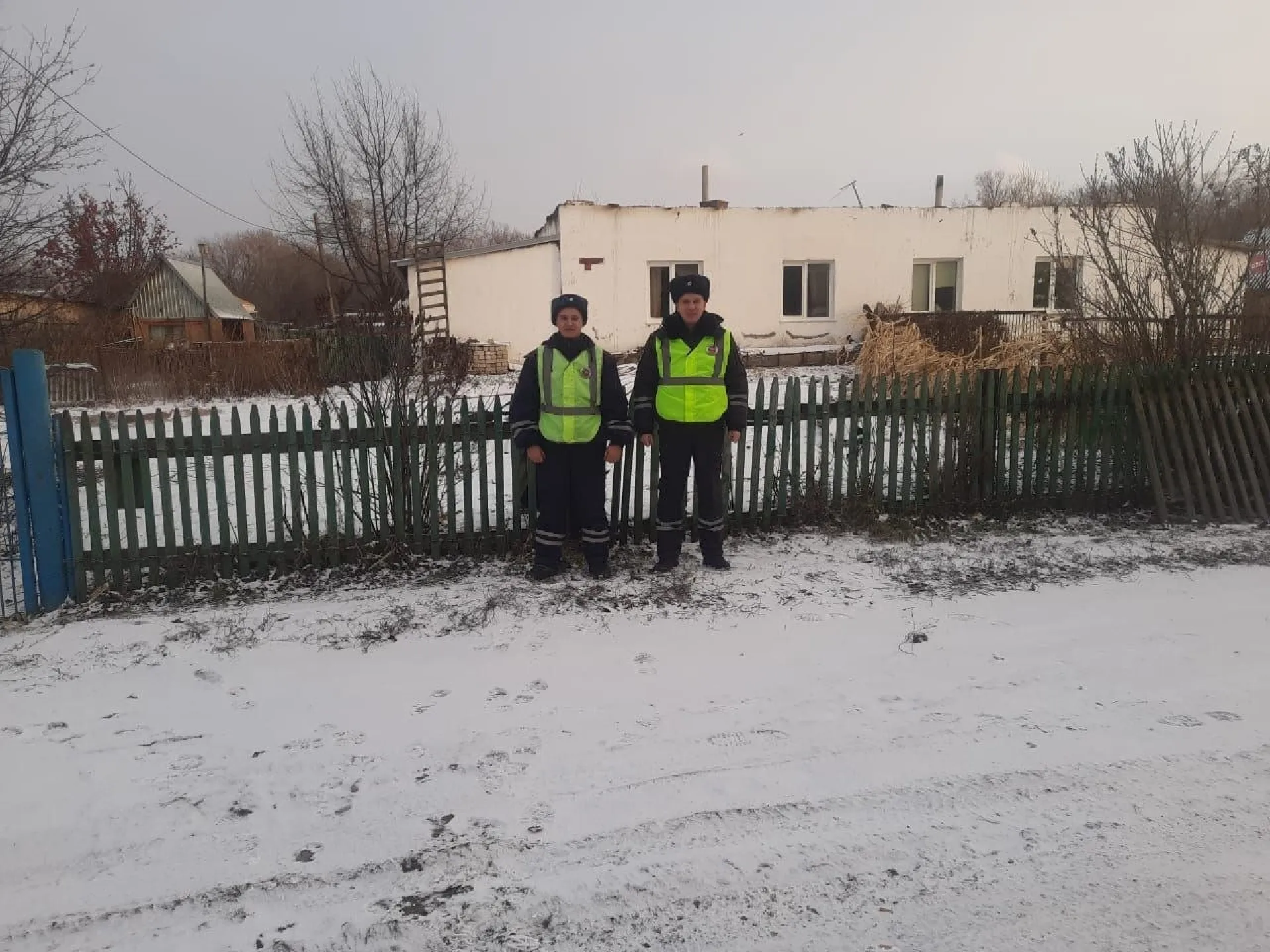 8 человек спасли полицейские из горящего дома в Топчихинском районе