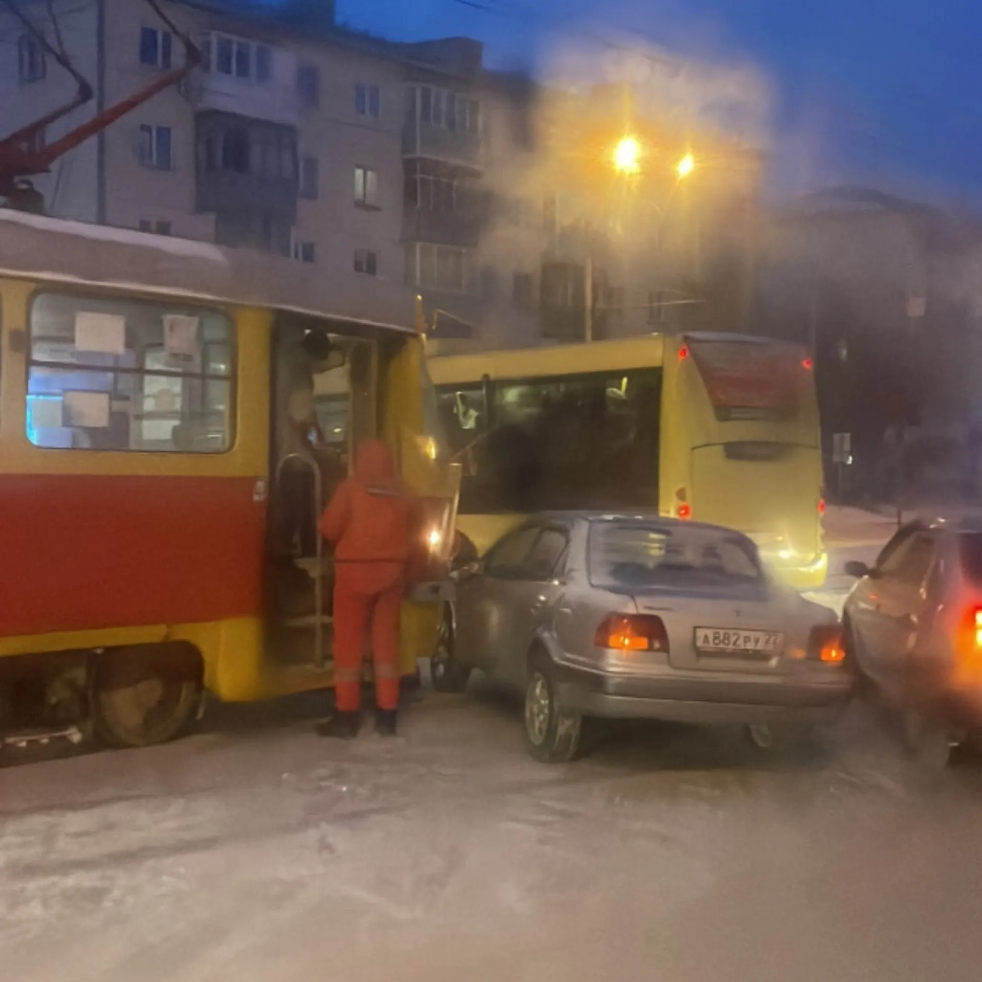 Авария с трамваем и автомобилем случилась в Барнауле