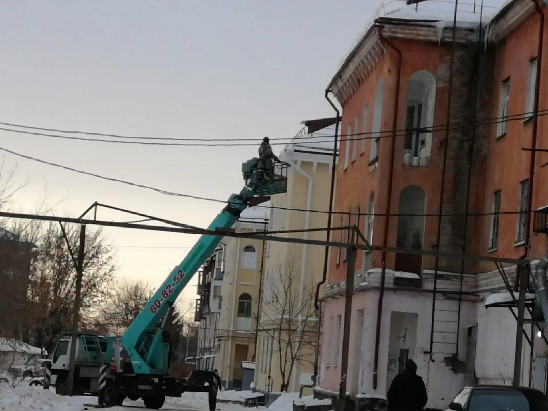 В Барнауле продолжаются работы по уборке льда и снега