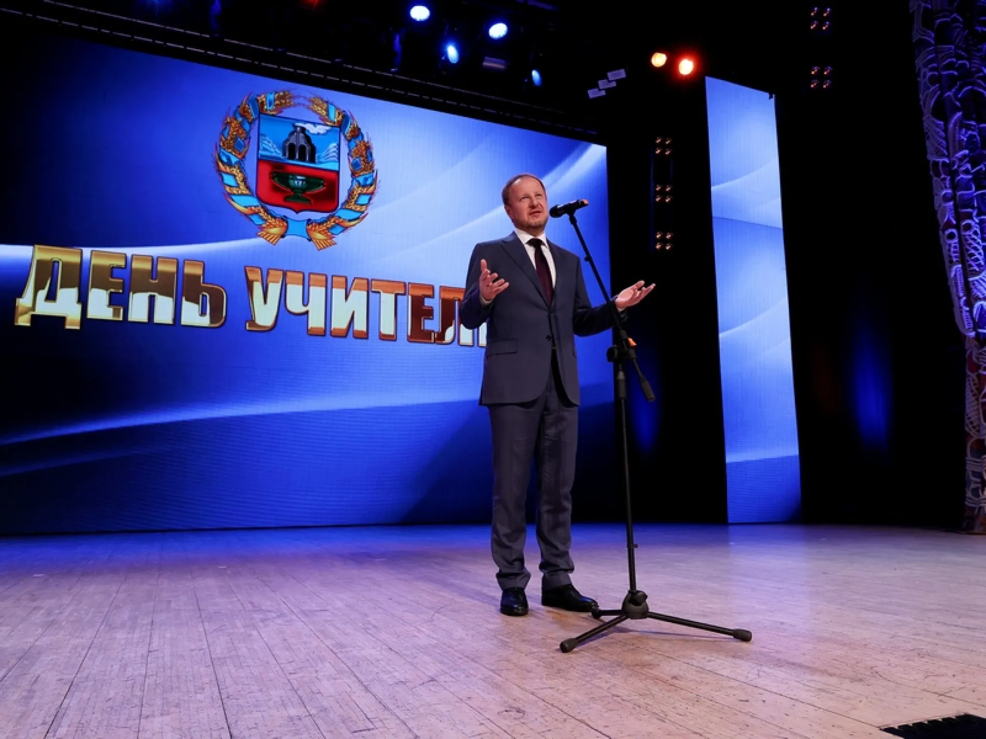 Губернатор Виктор Томенко вручил награды педагогам на торжественном мероприятии, посвященном Дню учителя Губернатор Виктор Томенко вручил награды педагогам на торжественном мероприятии, посвященном Дню учителя