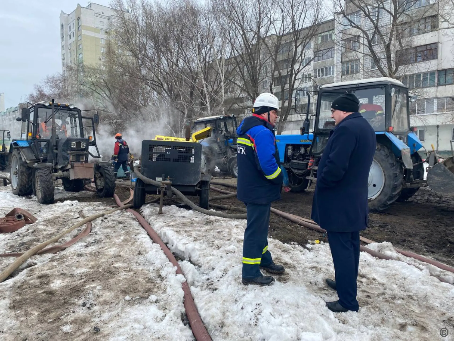 Повреждение тепловой сети устраняют в Барнауле