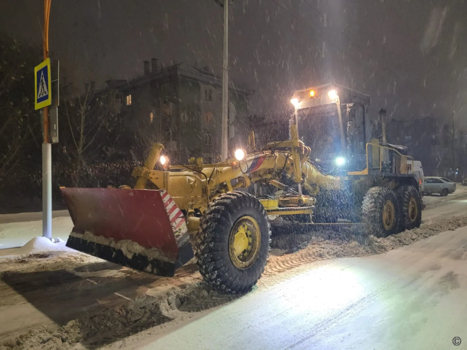 Более 120 единиц техники устраняют последствия снегопада в Барнауле Более 120 единиц техники устраняют последствия снегопада в Барнауле