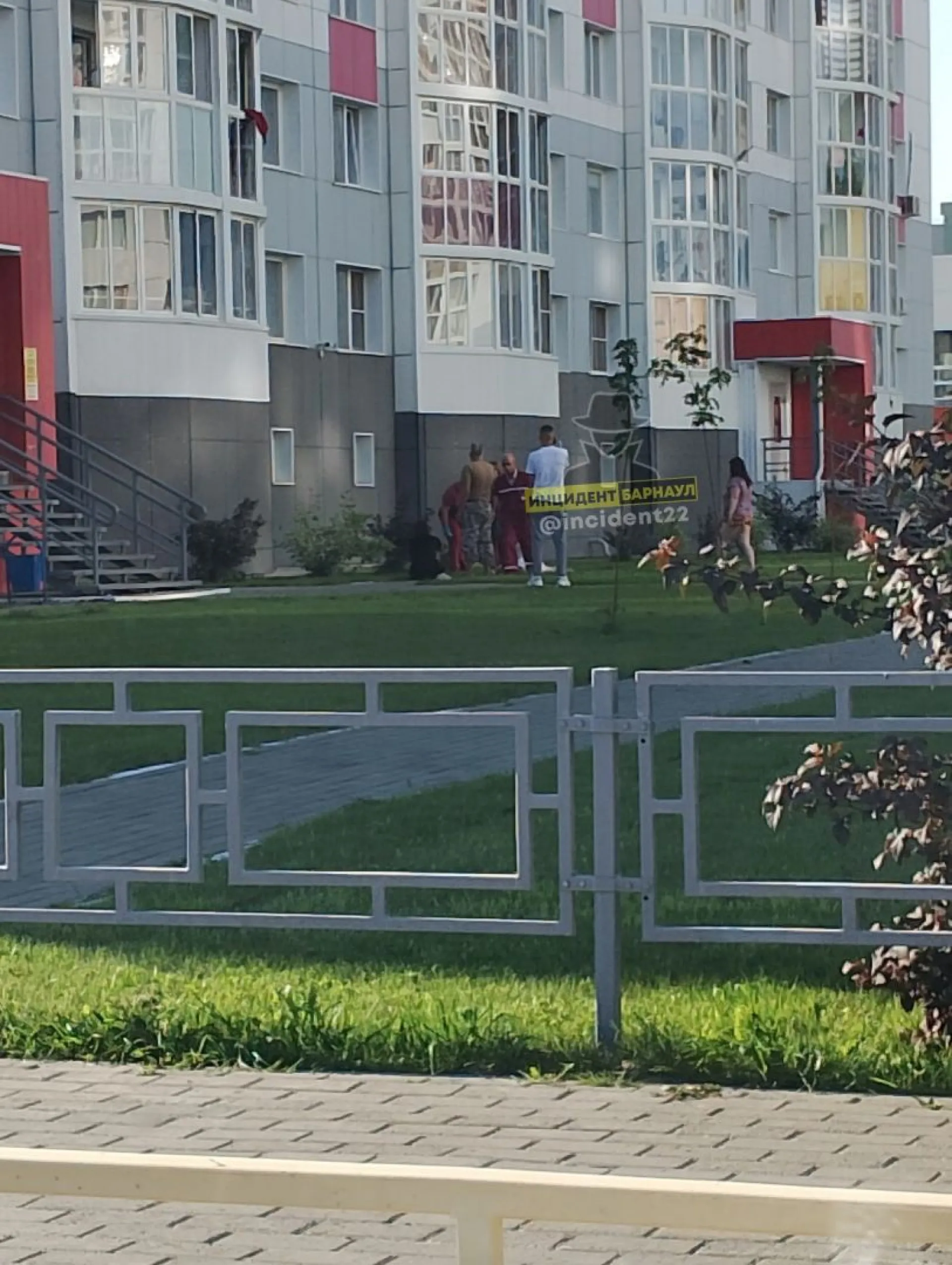 Соцсети: женщина выпала из окна многоэтажки в Барнауле Соцсети: женщина выпала из окна многоэтажки в Барнауле