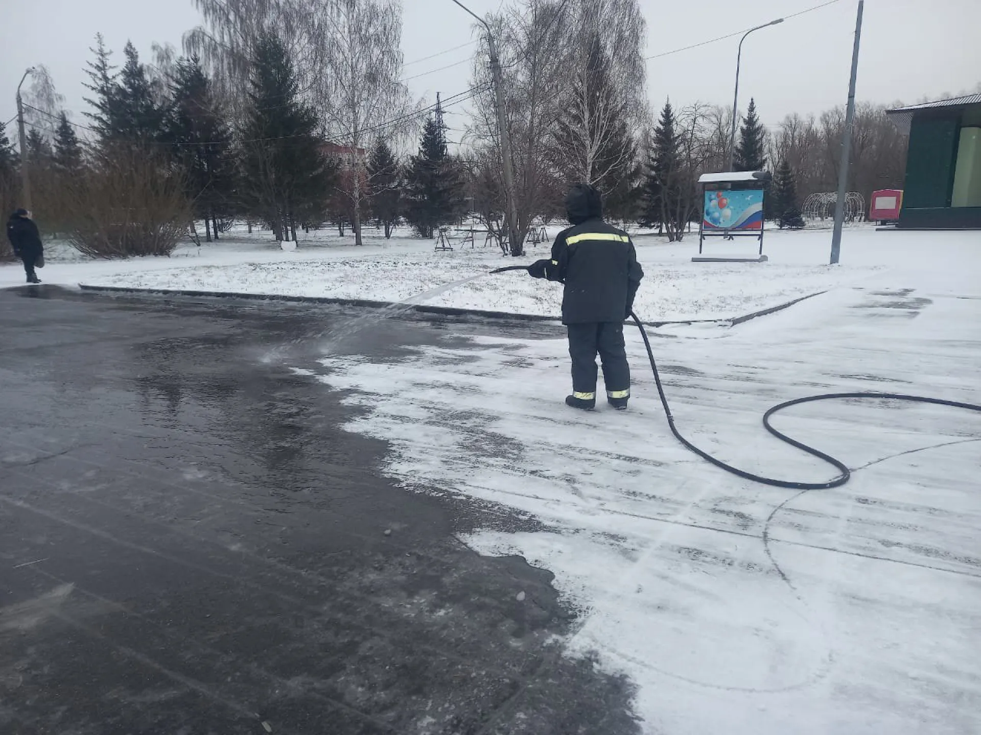 В Центральном парке Барнаула начали заливать каток 