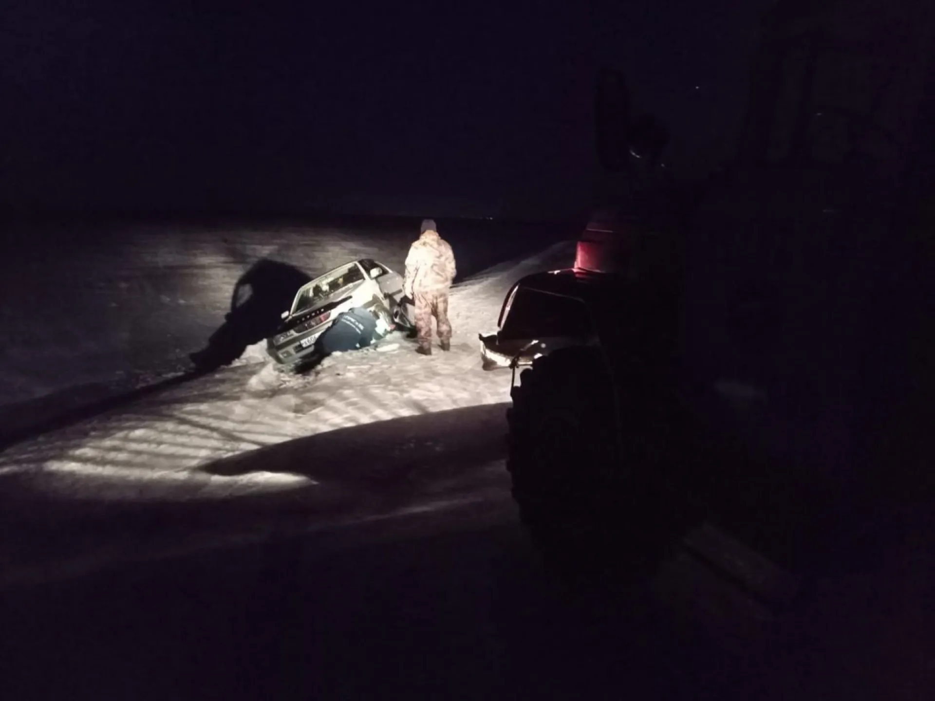 Пожарные вытащили водителя из кювета в Алтайском крае Пожарные вытащили водителя из кювета в Алтайском крае