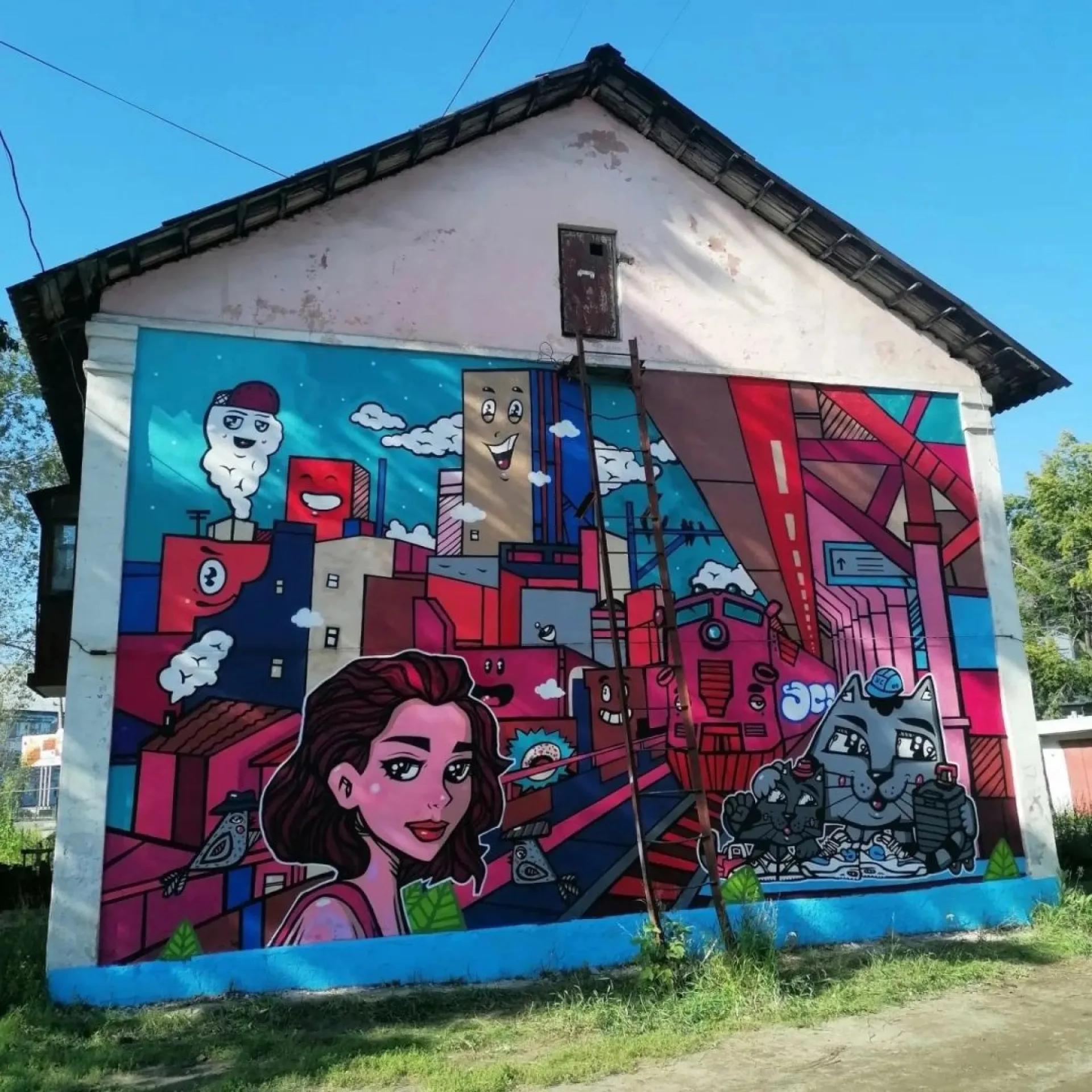 Необычное граффити появилось на фасаде дома в Бийске Необычное граффити появилось на фасаде дома в Бийске