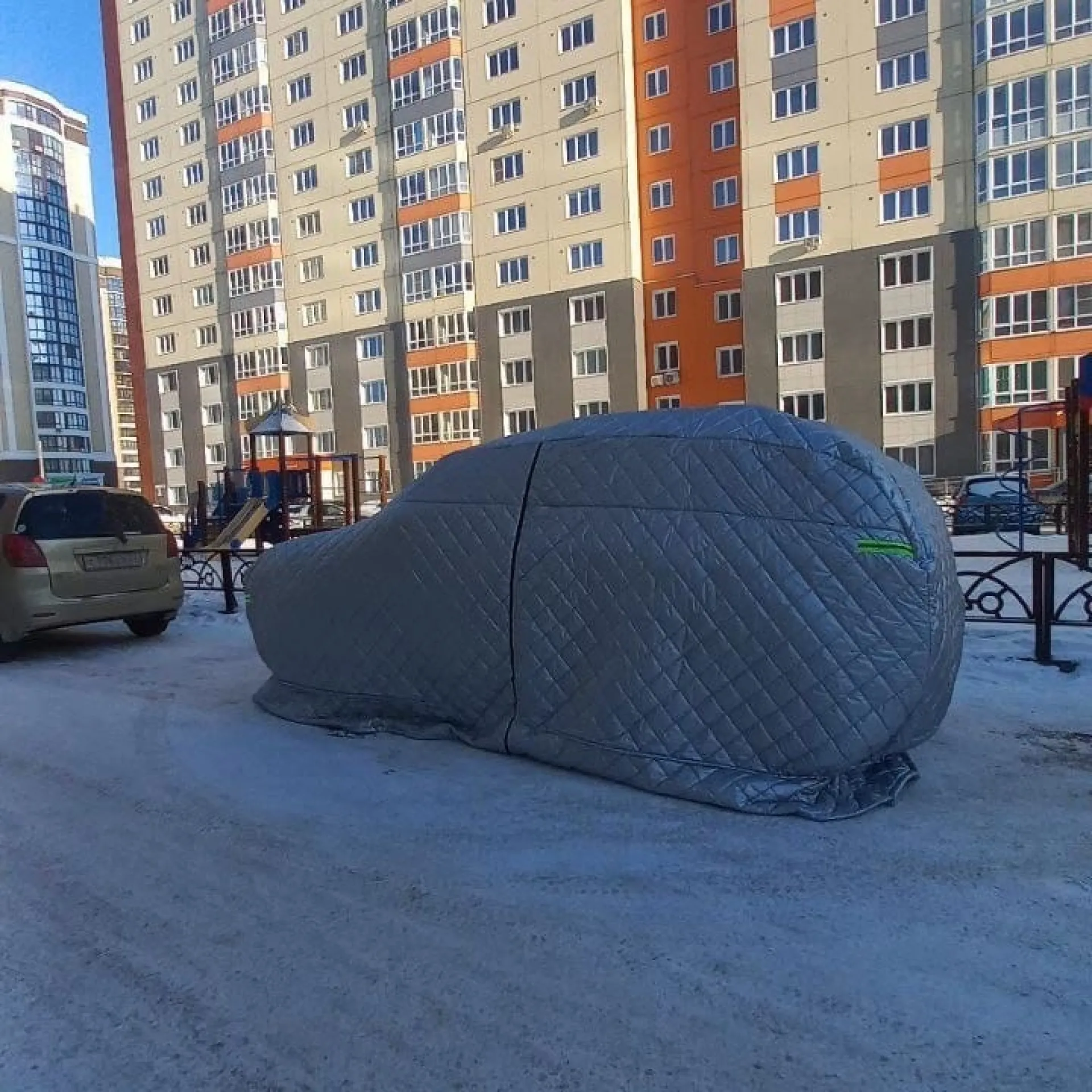 Автомобиль в утепленной «шубке» заметили барнаульцы