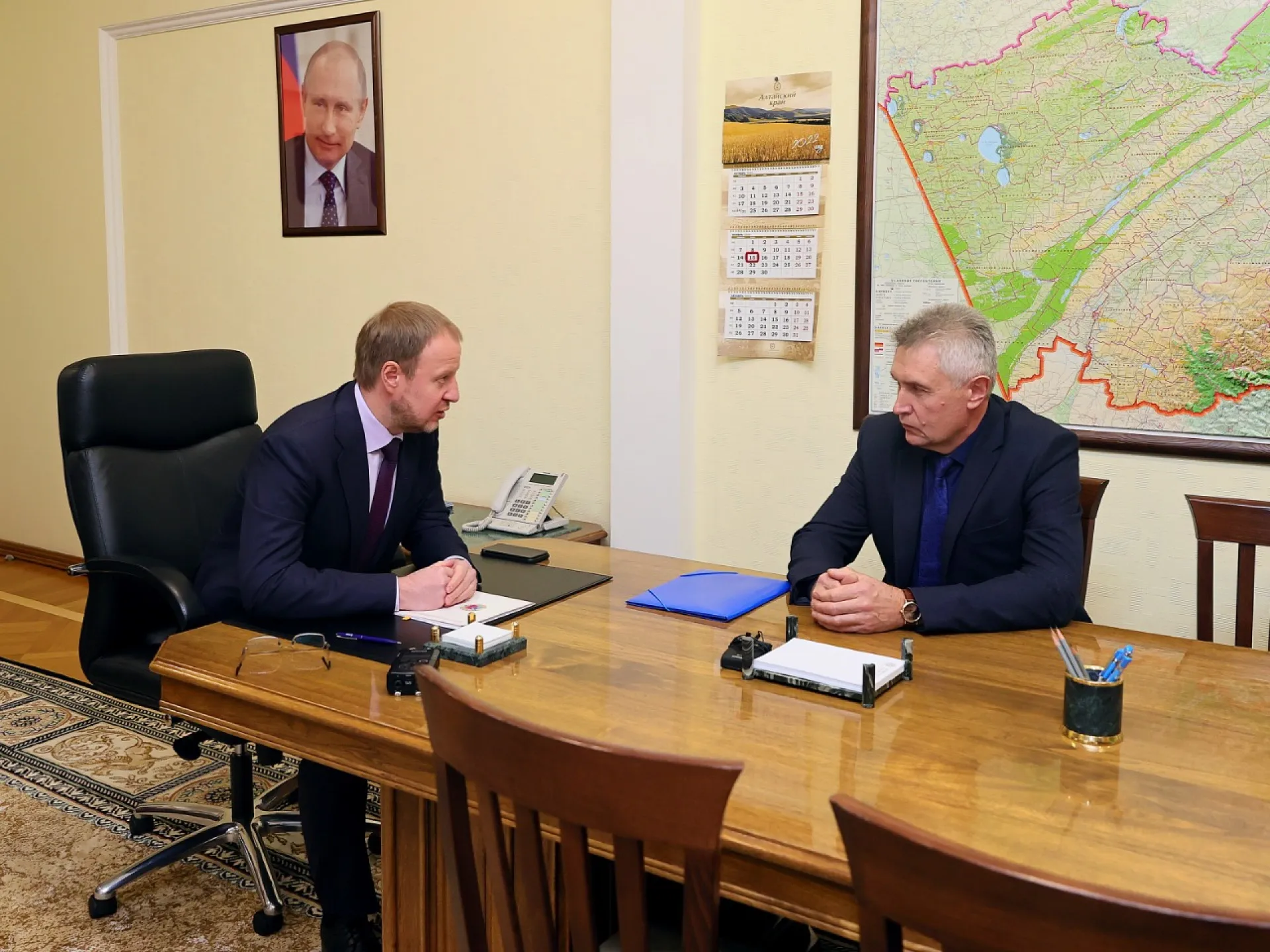 Губернатор Алтайского края Виктор Томенко провел рабочую встречу с главой Мамонтовского района Сергеем Волчковым
