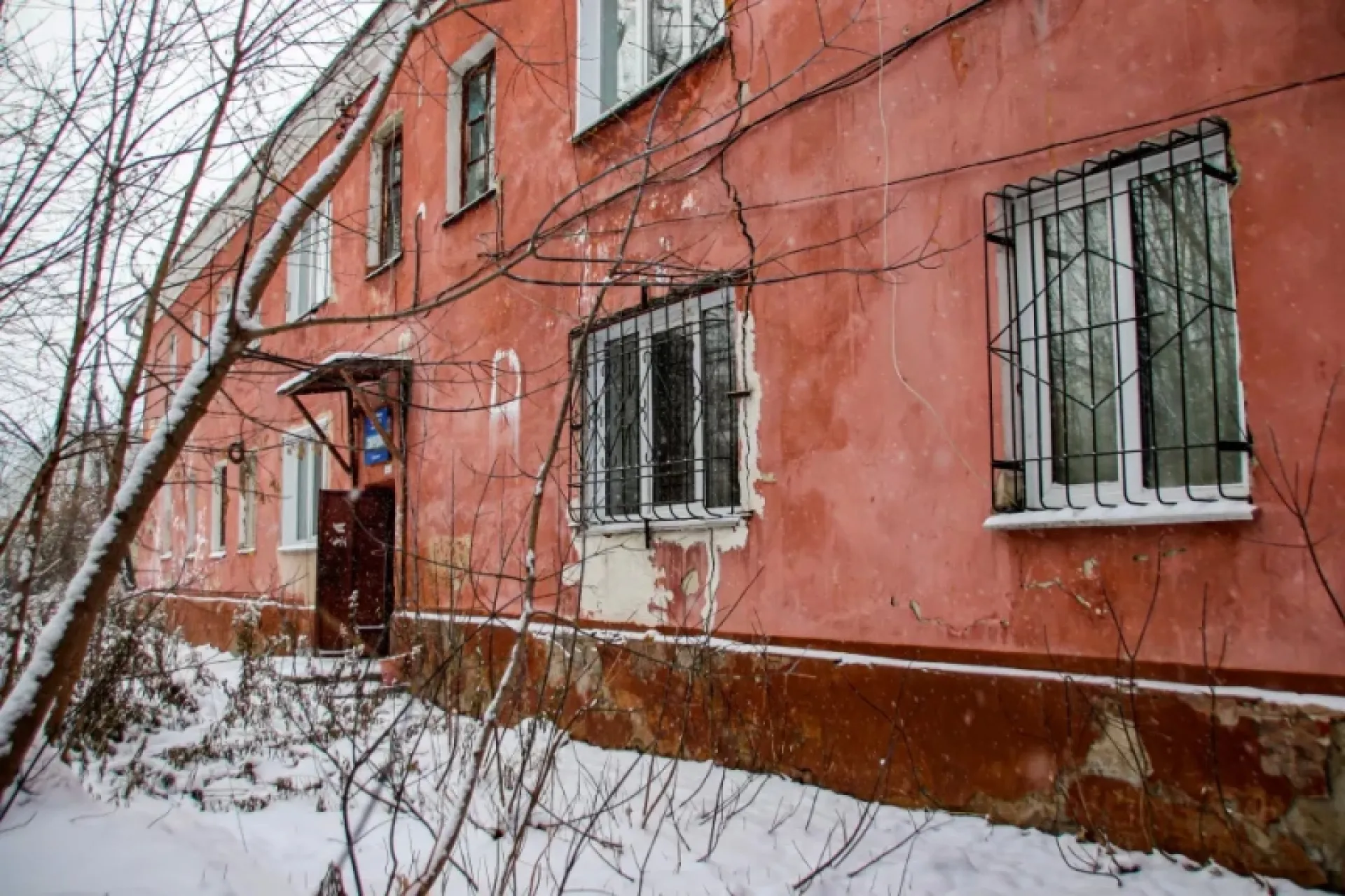 В Барнауле Следственный комитет организовал проверку после сообщений о трещине в аварийном доме