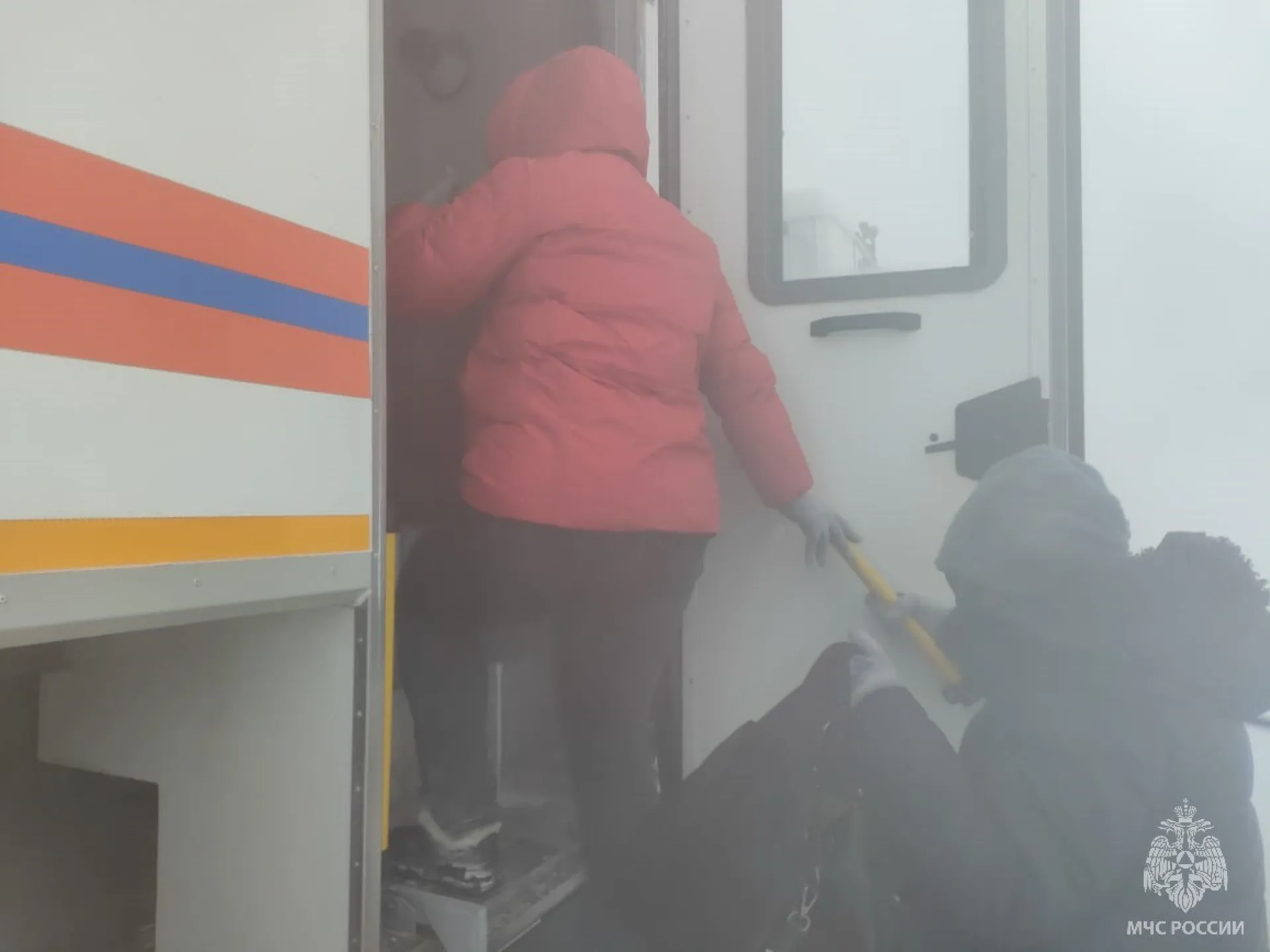 Спасатели помогли жителям Алтайского края, чьи автомобили застряли на трассе 