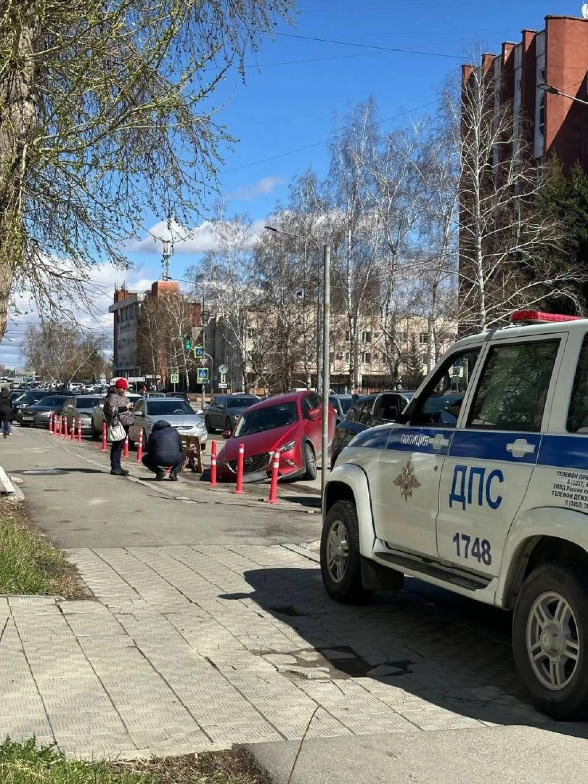 Машина провалилась под асфальт в центре Барнаула Машина провалилась под асфальт в центре Барнаула