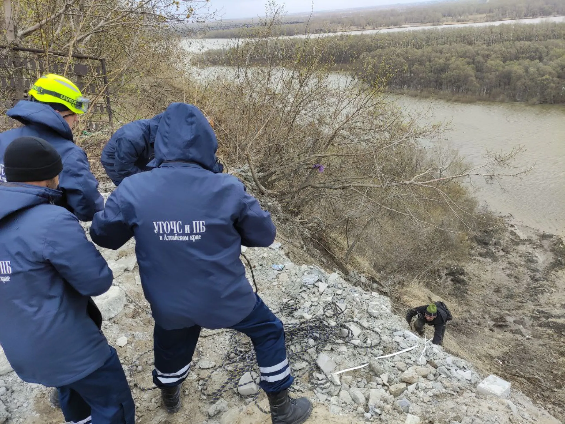 Провалившегося в овраг мужчину спасли в Барнауле Провалившегося в овраг мужчину спасли в Барнауле