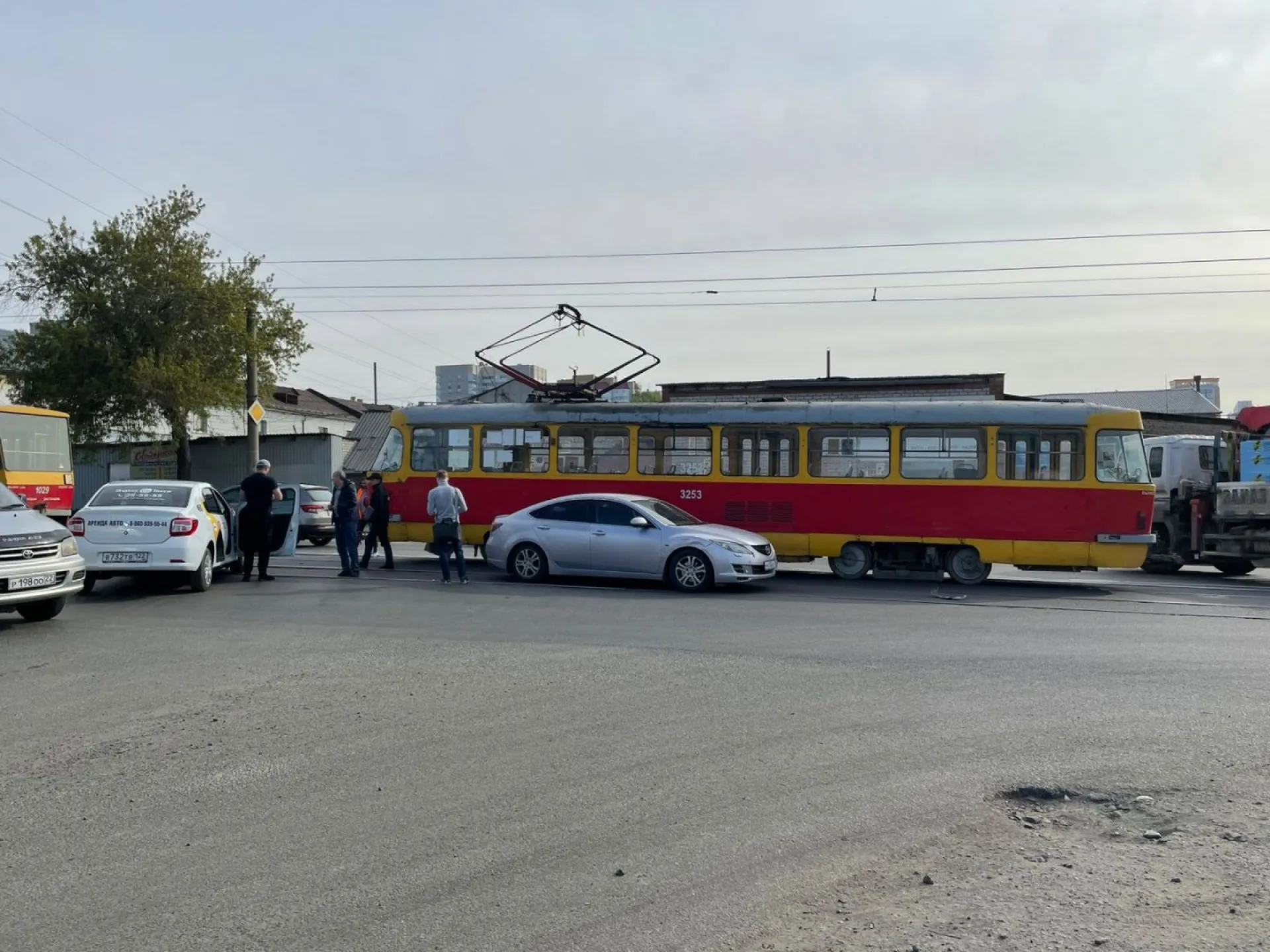 Движение трамваев встало после утреннего ДТП в Барнауле