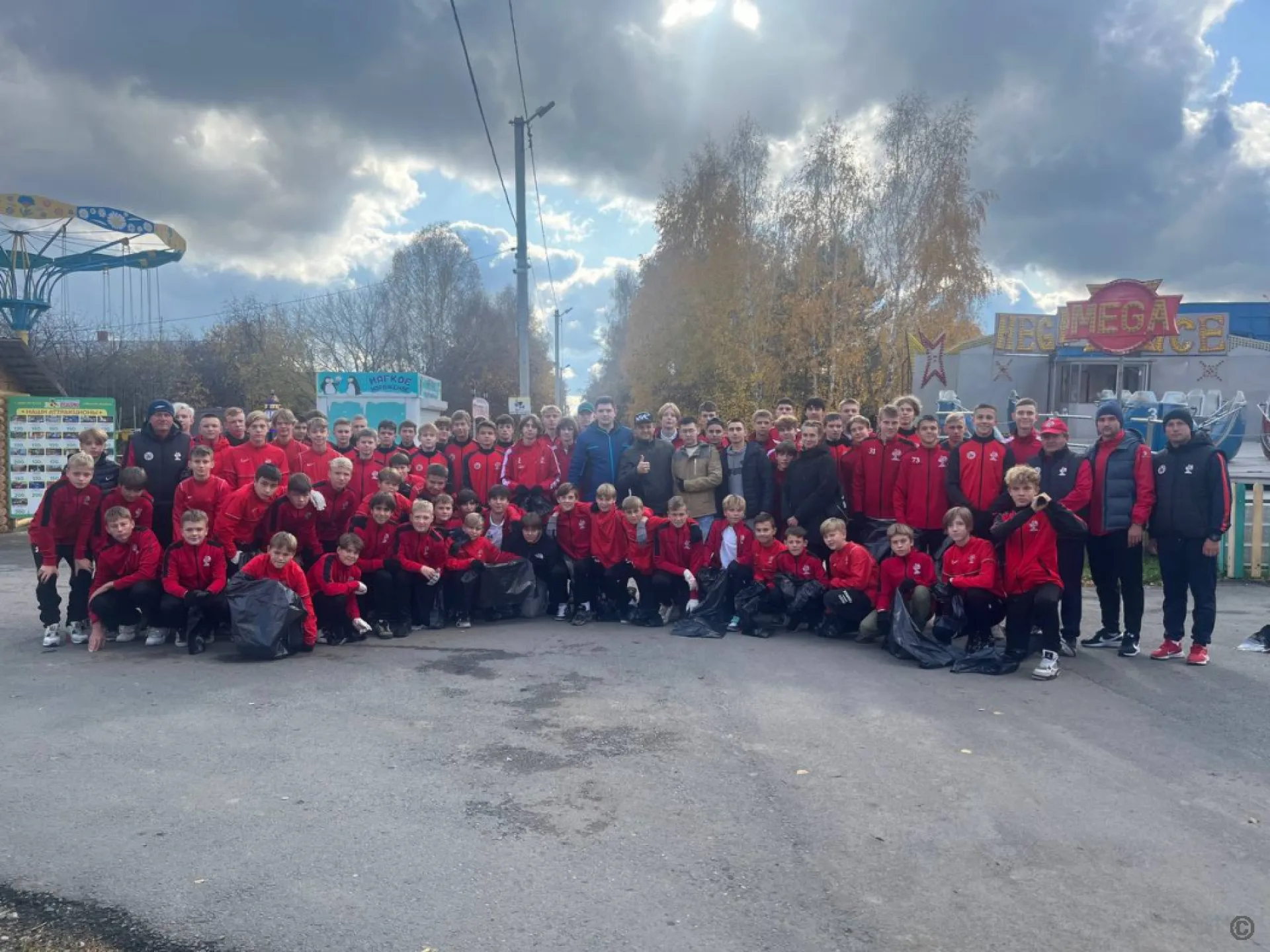 Субботник в бывшем парке им. Ленина прошёл в Барнауле Субботник в бывшем парке им. Ленина прошёл в Барнауле