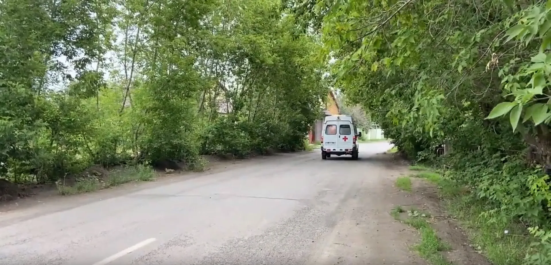 «Уезжали с одной пациенткой, приехали с двумя»: врачи скорой помощи в Сростках приняли роды в машине