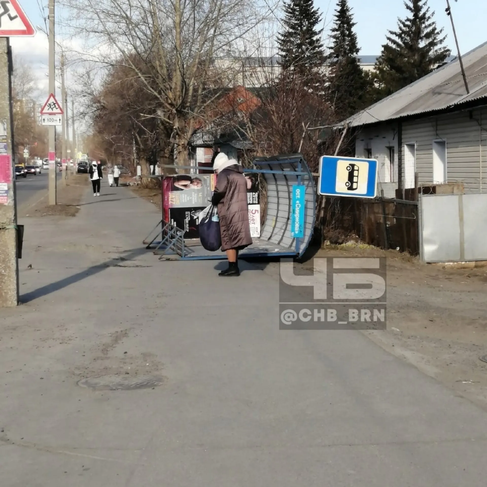 Автобусная остановка перевернулась в Барнауле
