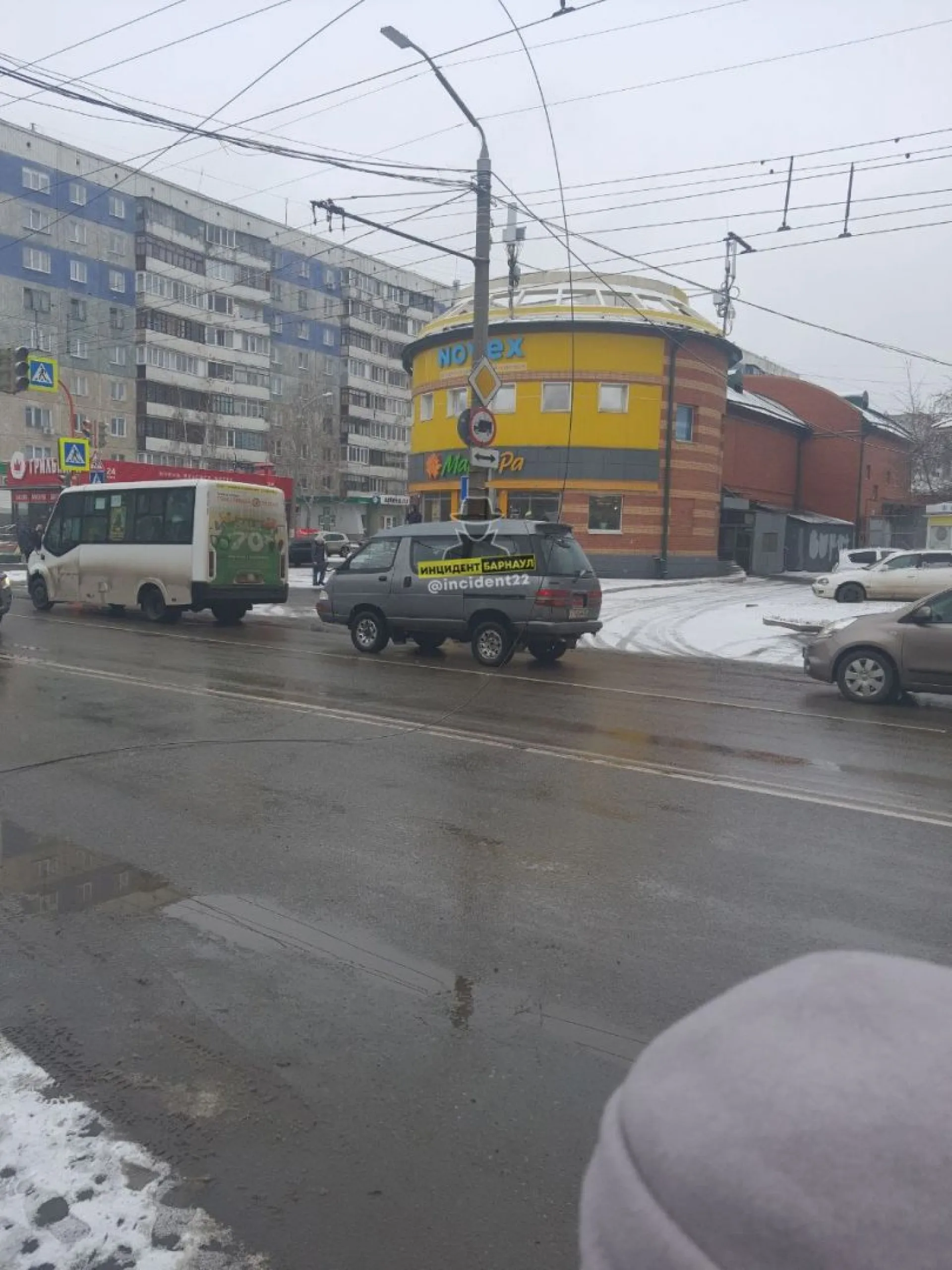 В Барнауле оборвался провод на остановке «Дом пионеров»