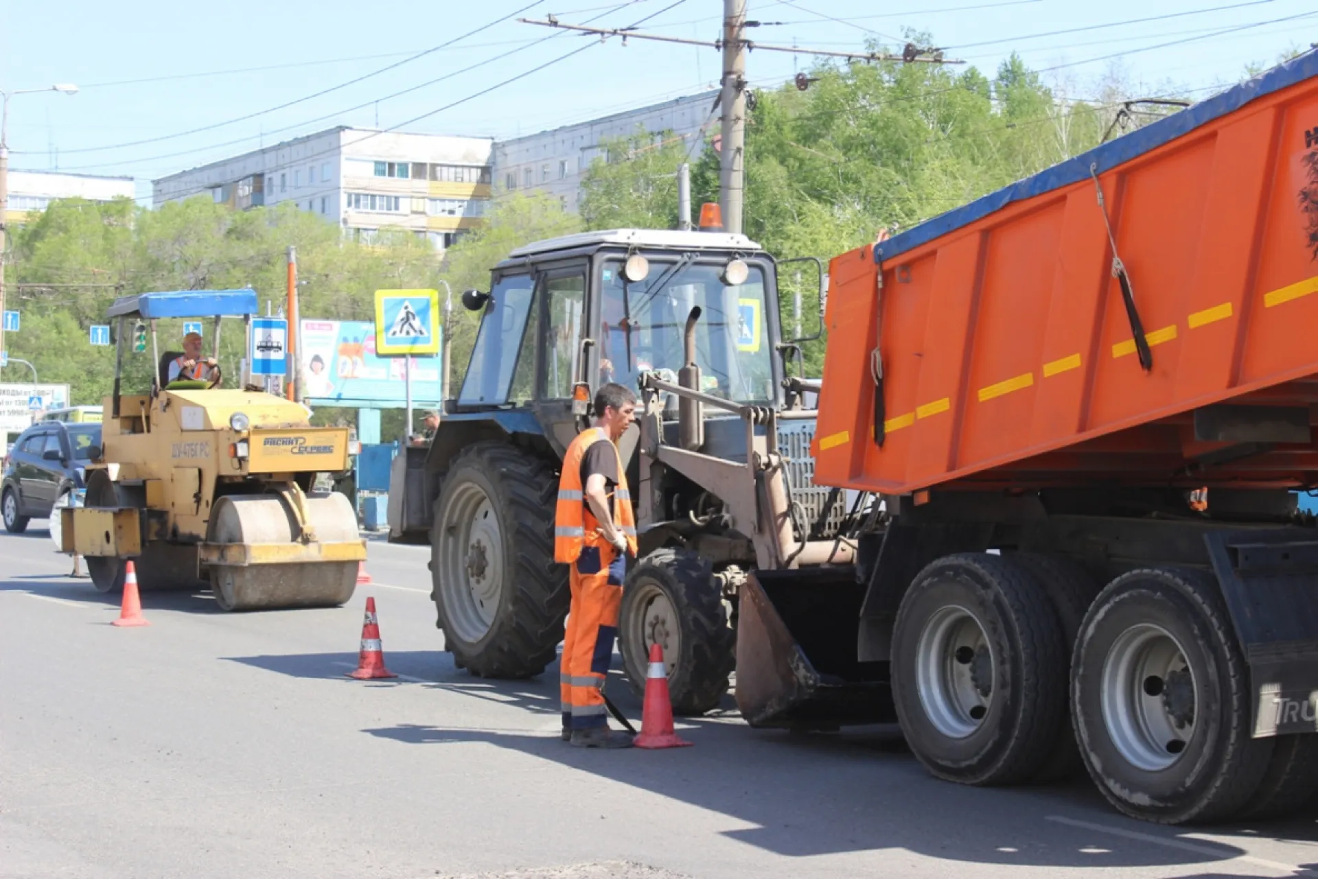 В Барнауле дорожники выполняют текущий ремонт улицы Попова В Барнауле дорожники выполняют текущий ремонт улицы Попова