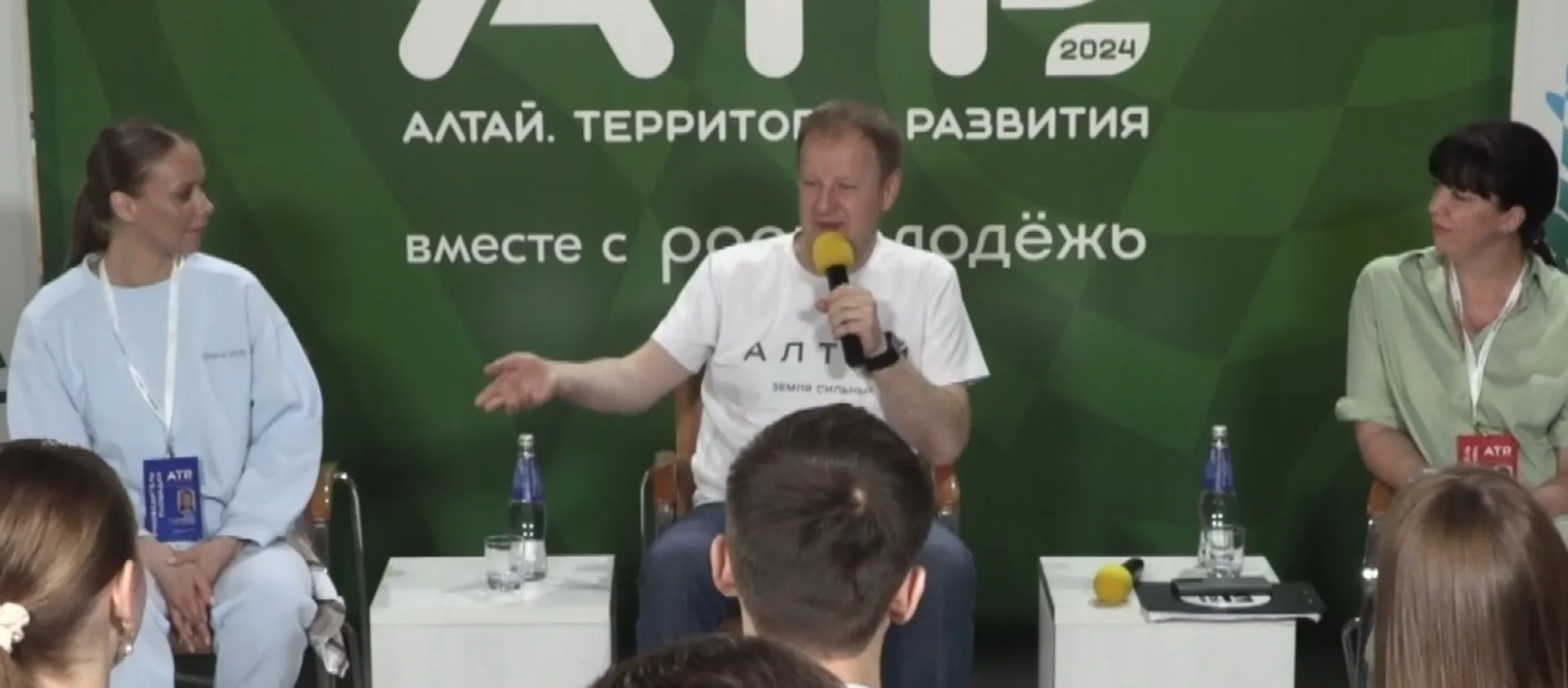 Виктор Томенко ответил на вопросы участников молодёжного форума «Алтай. Территория развития» Виктор Томенко ответил на вопросы участников молодёжного форума «Алтай. Территория развития»