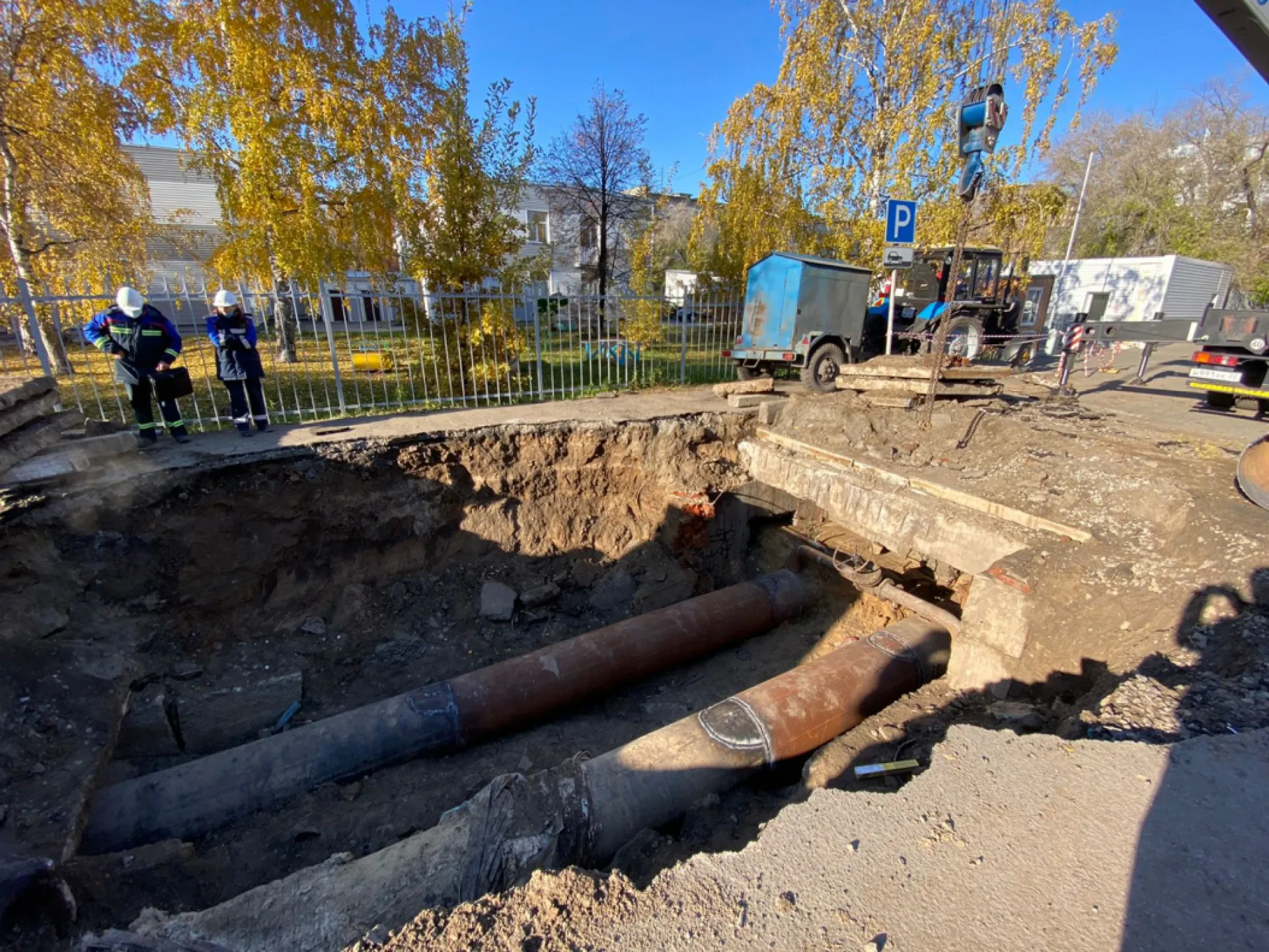 Тепло вернулось в дома горожан: в Барнауле устранили повреждения на трубопроводе на улице Деповской