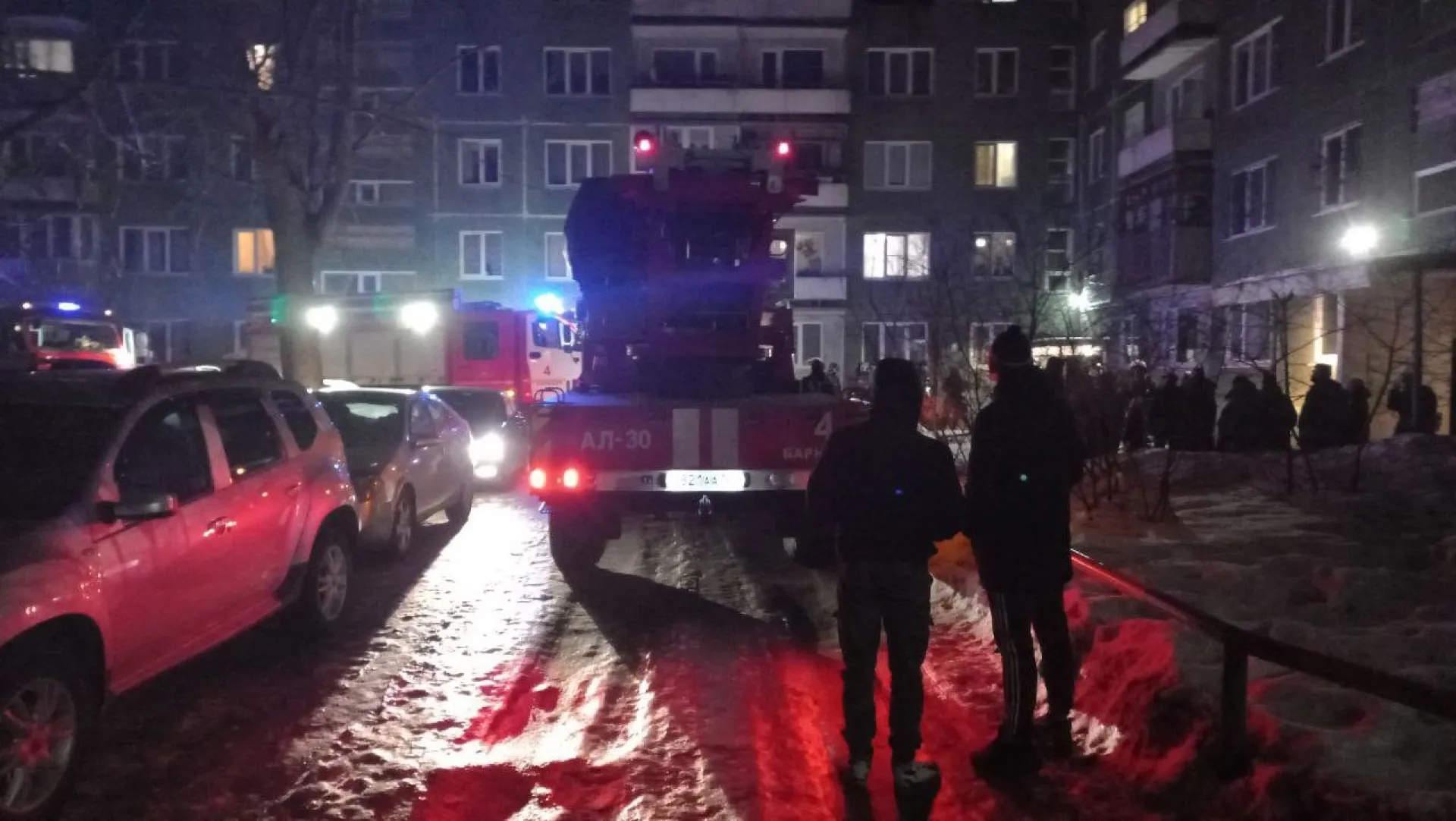 Пожарные спасли из горящего дома в Барнауле трёх человек Пожарные спасли из горящего дома в Барнауле трёх человек