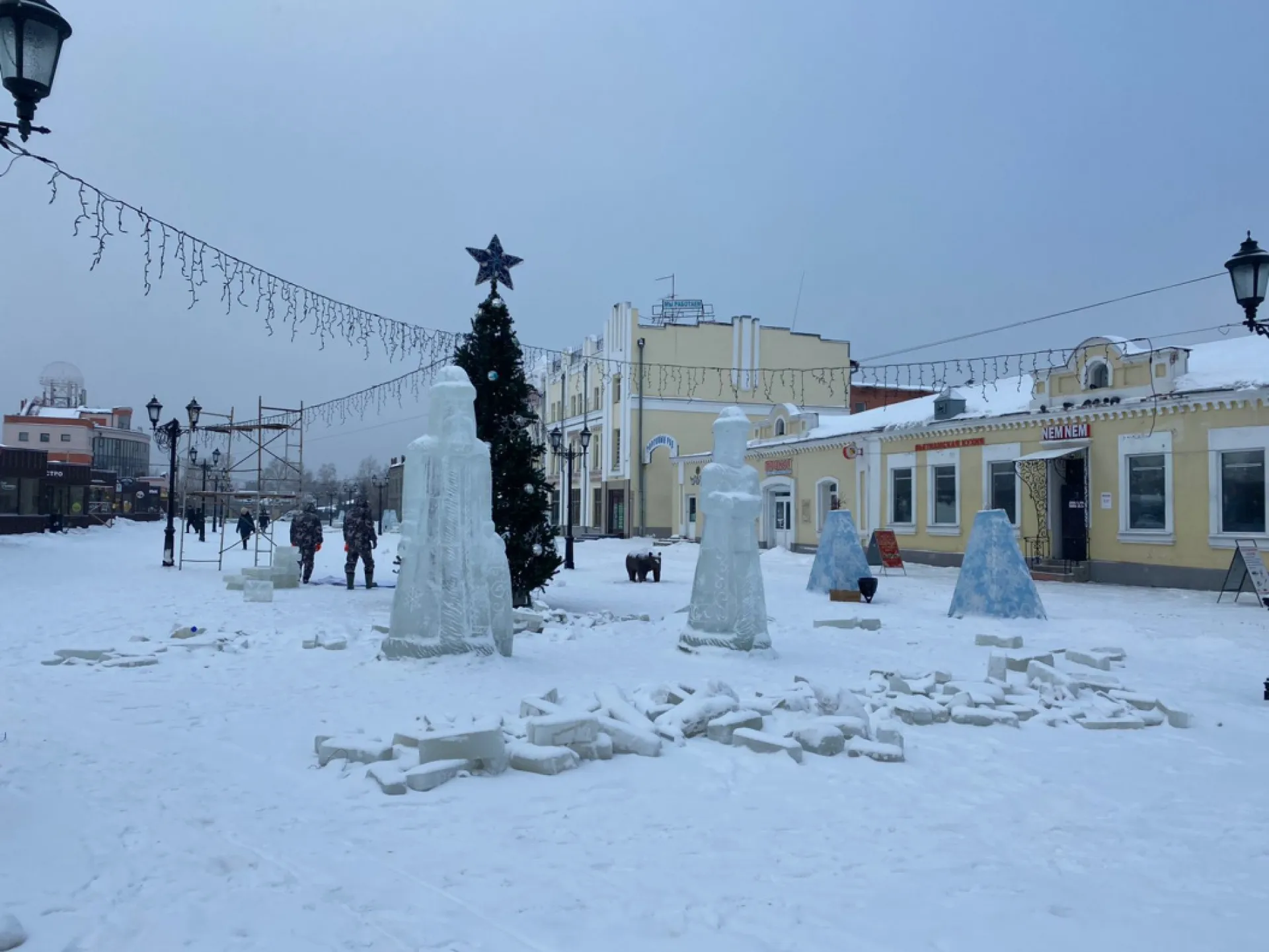 Новогодний городок на улице Мало-Тобольской начали строить в Барнауле Новогодний городок на улице Мало-Тобольской начали строить в Барнауле